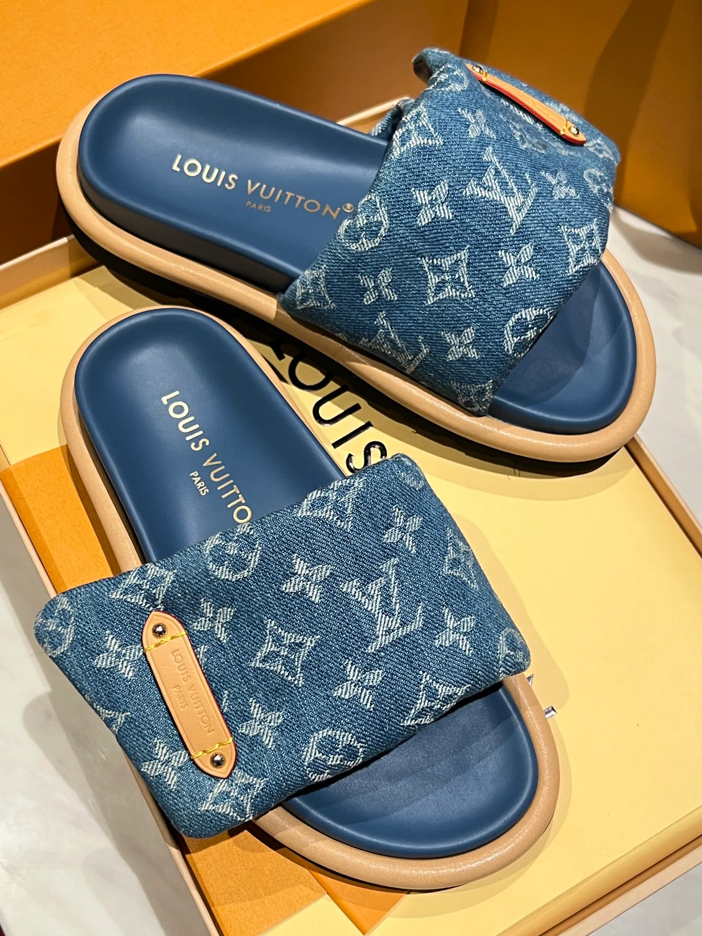 Шлепанцы Женские Louis Vuitton 15357811