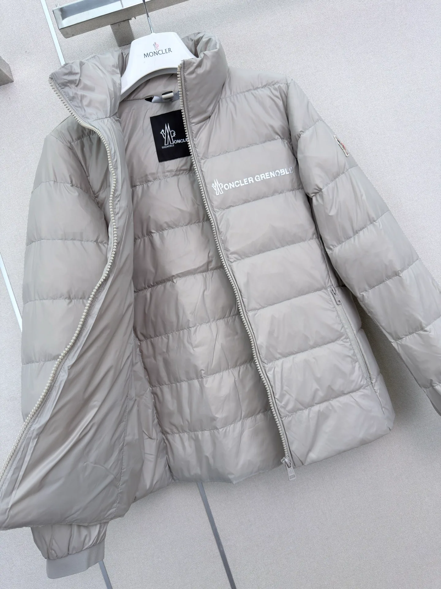 Куртки И Пуховики Женские Moncler 18501654