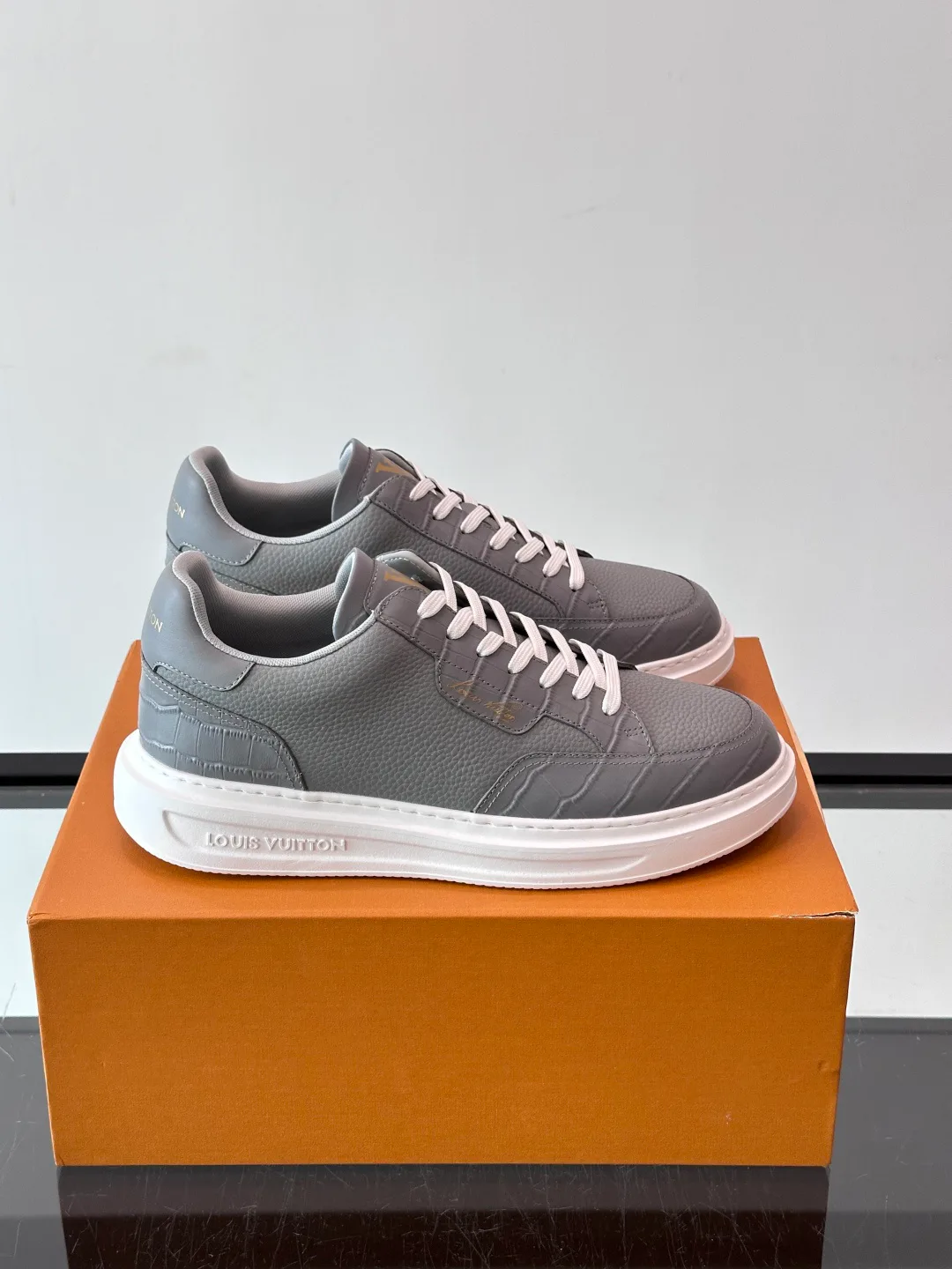 Кроссовки Женские Louis Vuitton 18400576