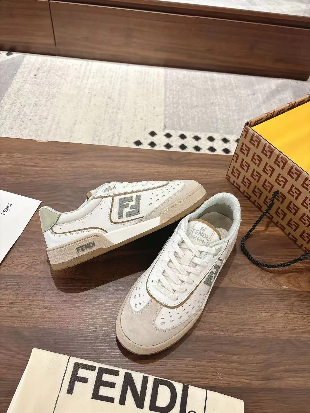 Кроссовки Женские Fendi 18219519
