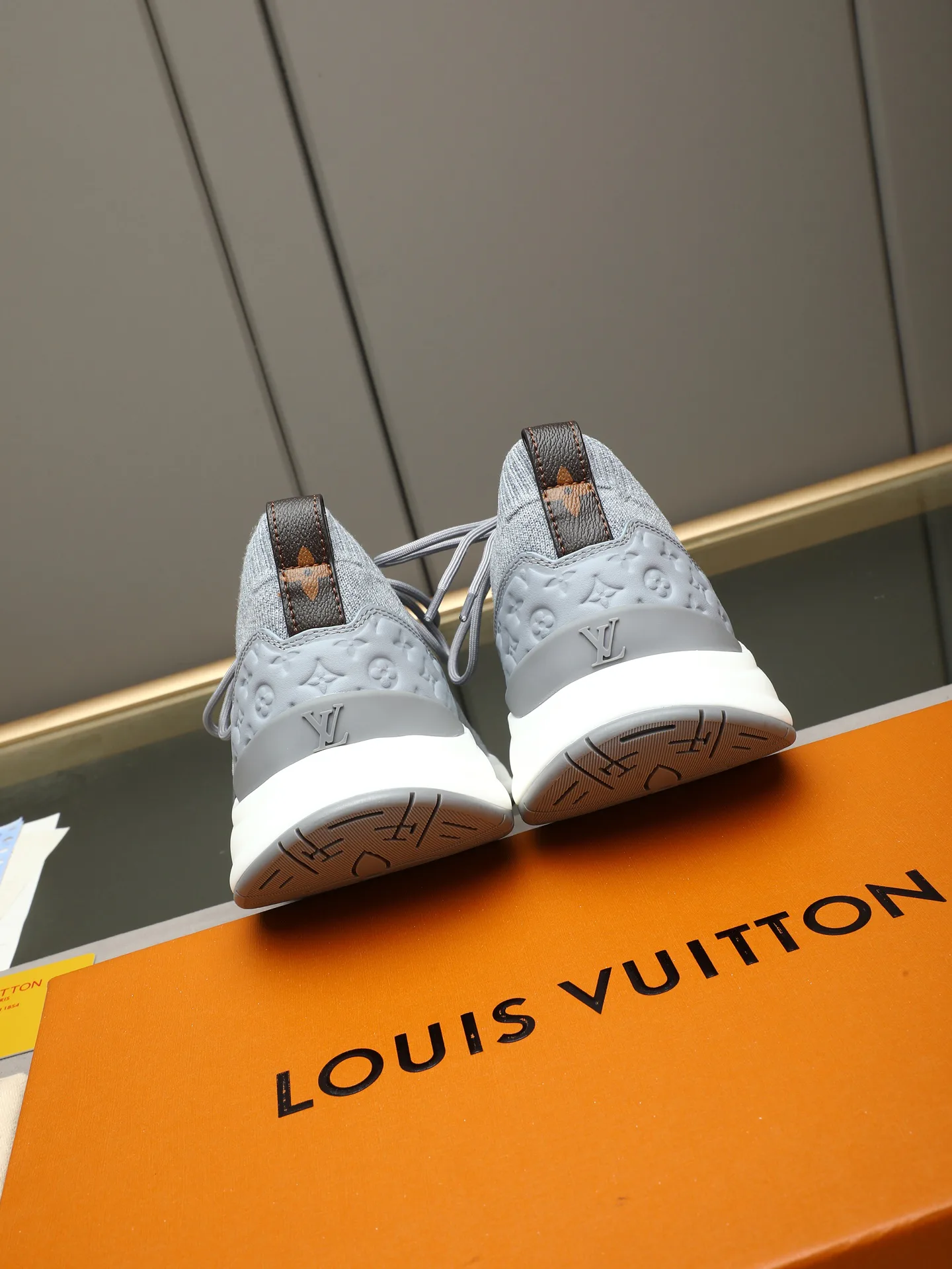Кроссовки Женские Louis Vuitton 17947271