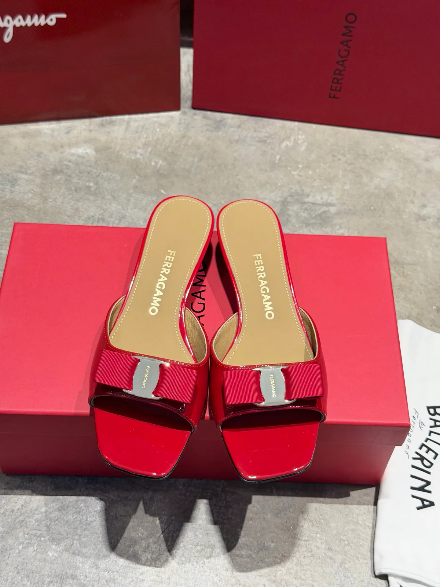 Босоножки Женские Salvatore Ferragamo 17642571