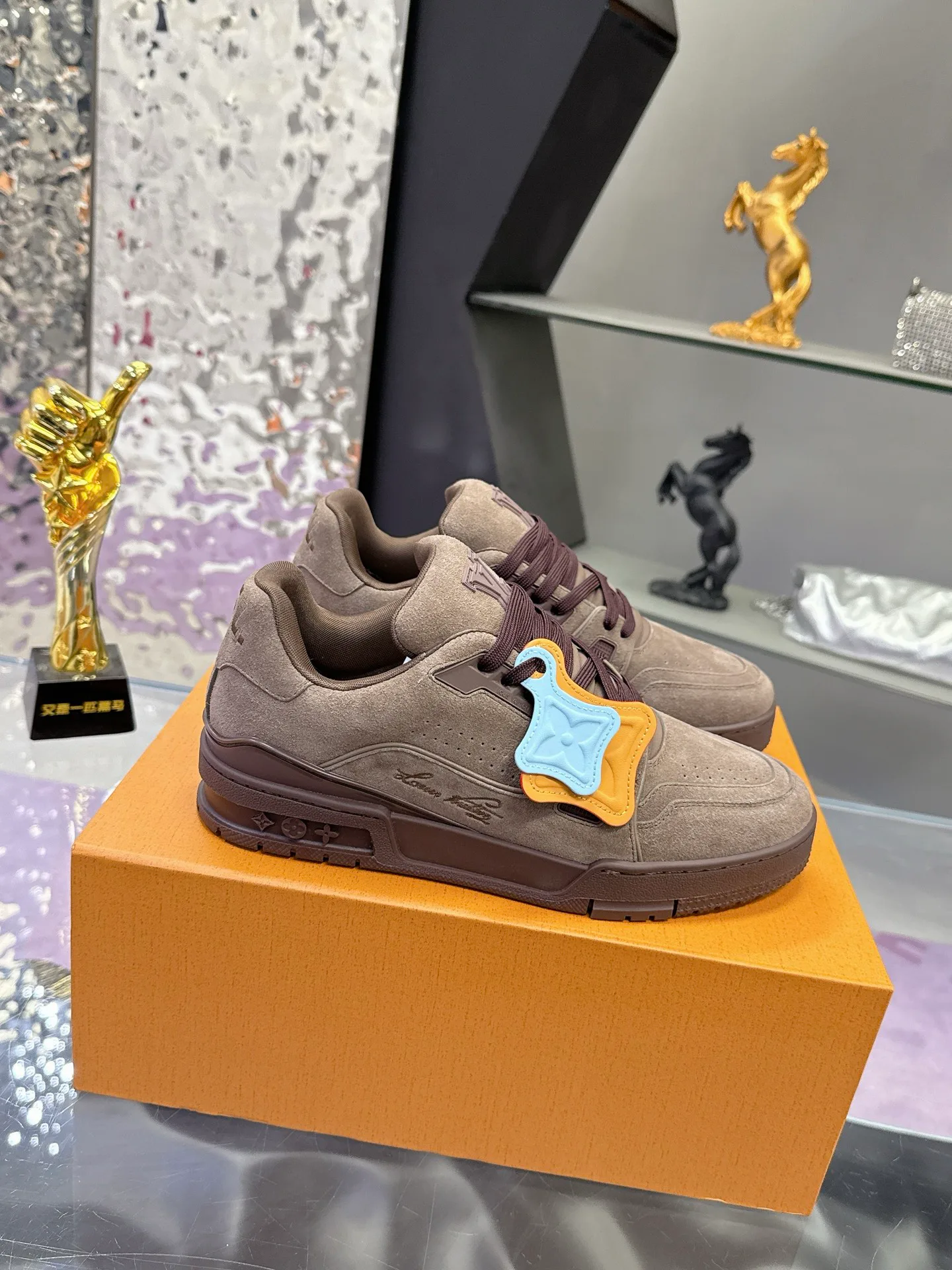 Кроссовки Женские Louis Vuitton 17530411