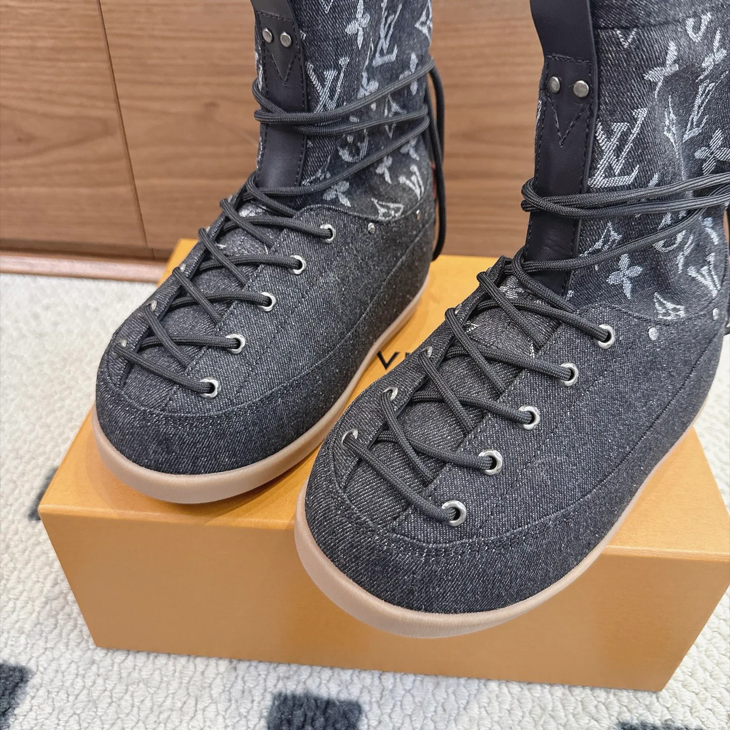 Кроссовки Женские Louis Vuitton 18613786