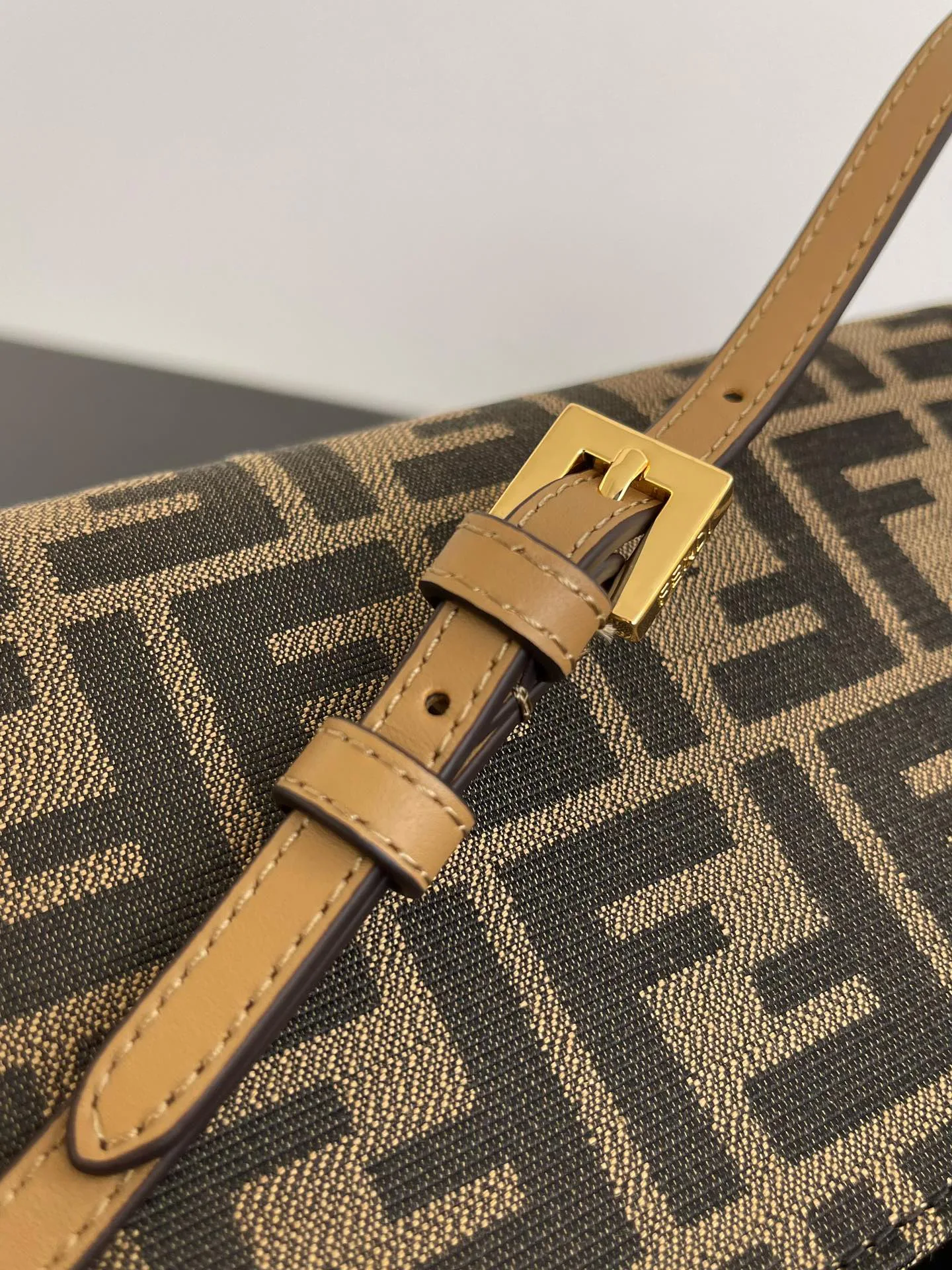 Сумки На Ремне Женские Fendi 13546257