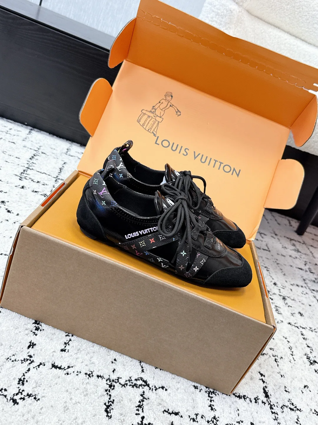 Кроссовки Женские Louis Vuitton 18409685