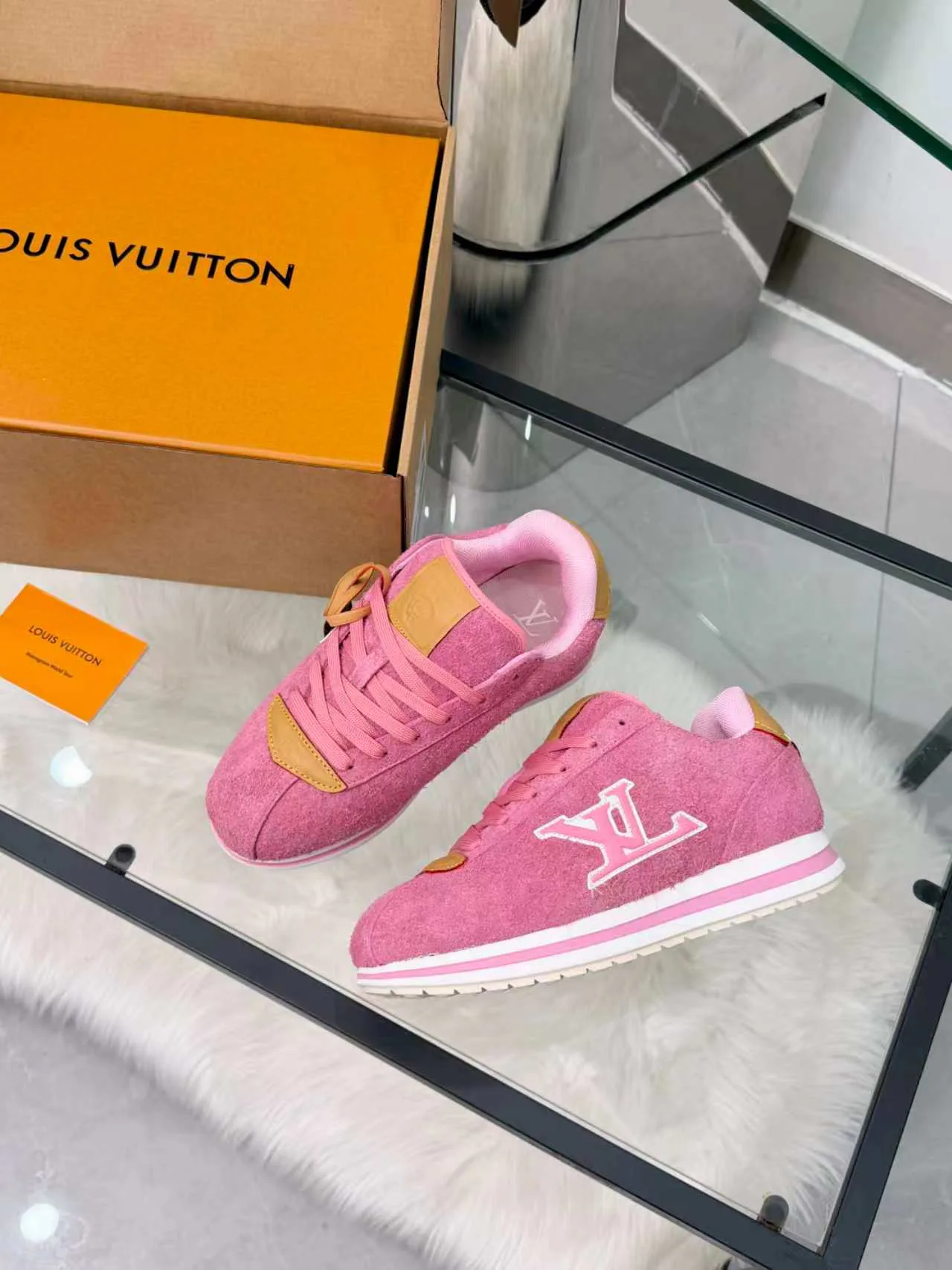 Кроссовки Женские Louis Vuitton 18417397