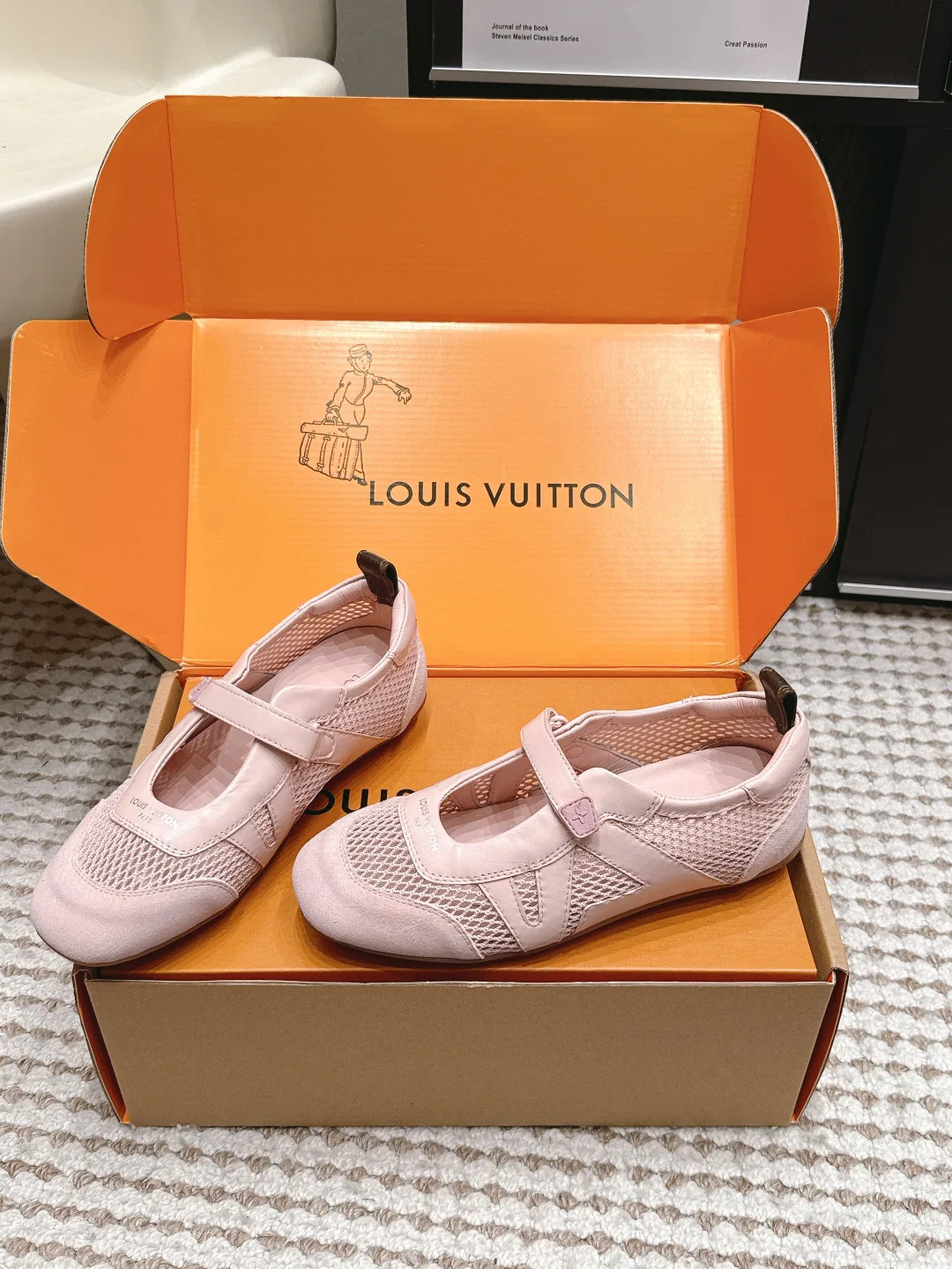 Кроссовки Женские Louis Vuitton 19043359