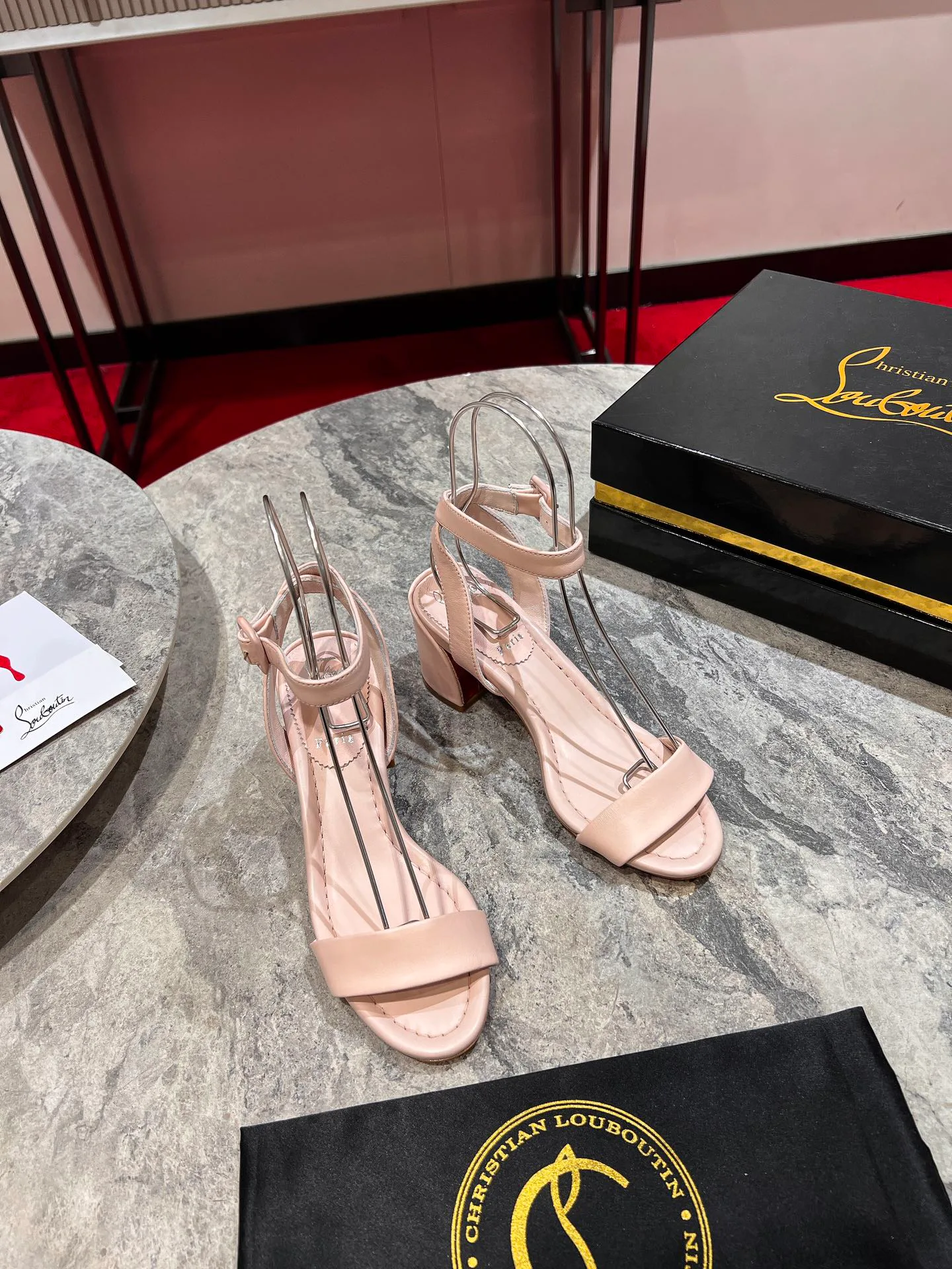 Босоножки Женские Christian Louboutin 14354260
