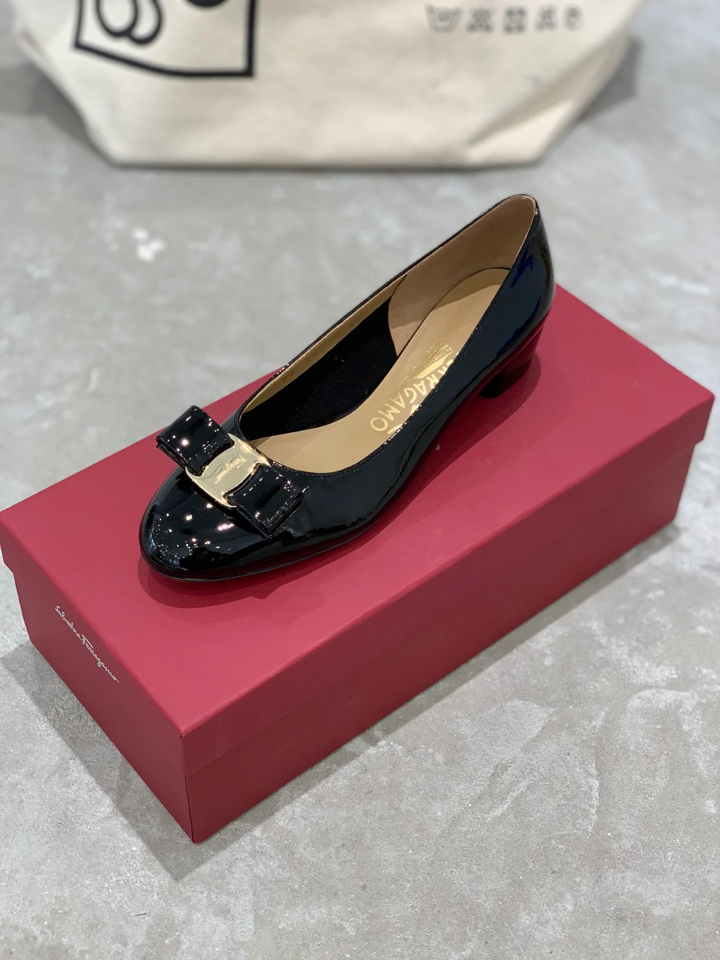 Туфли Женские Salvatore Ferragamo 18340709
