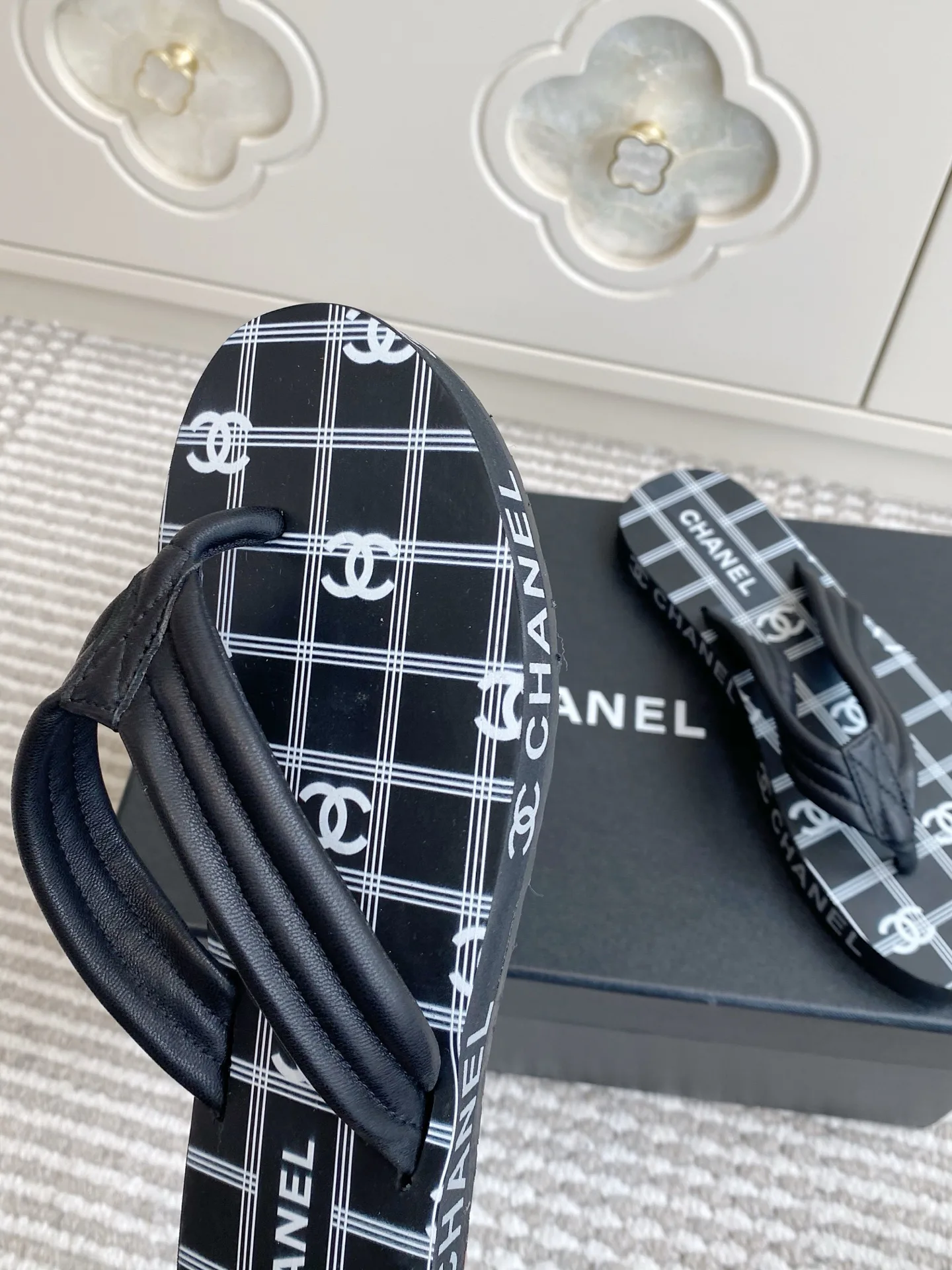 Шлепанцы Женские Chanel 11909743