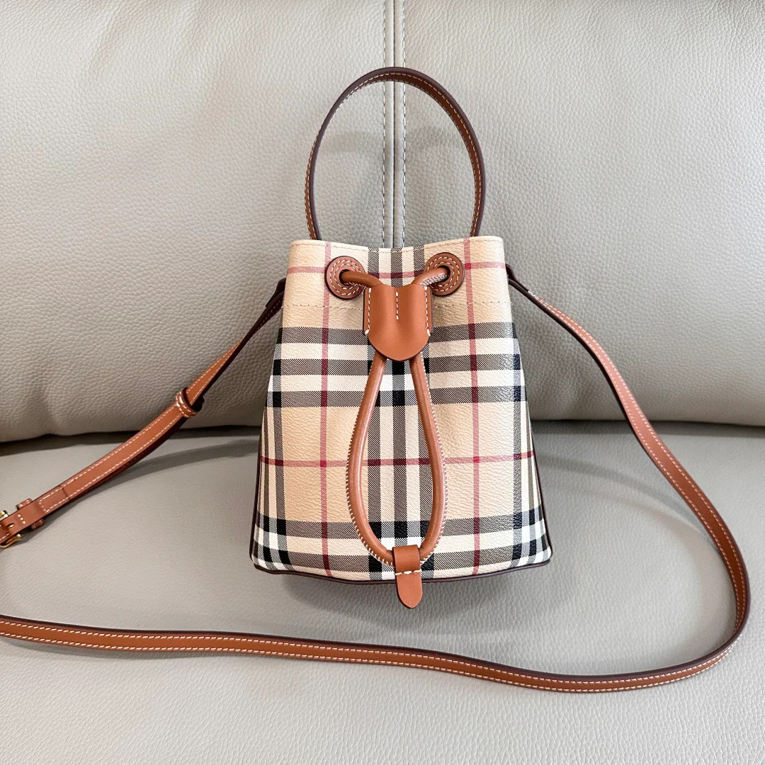 Классические Сумки Женские Burberry 11013024