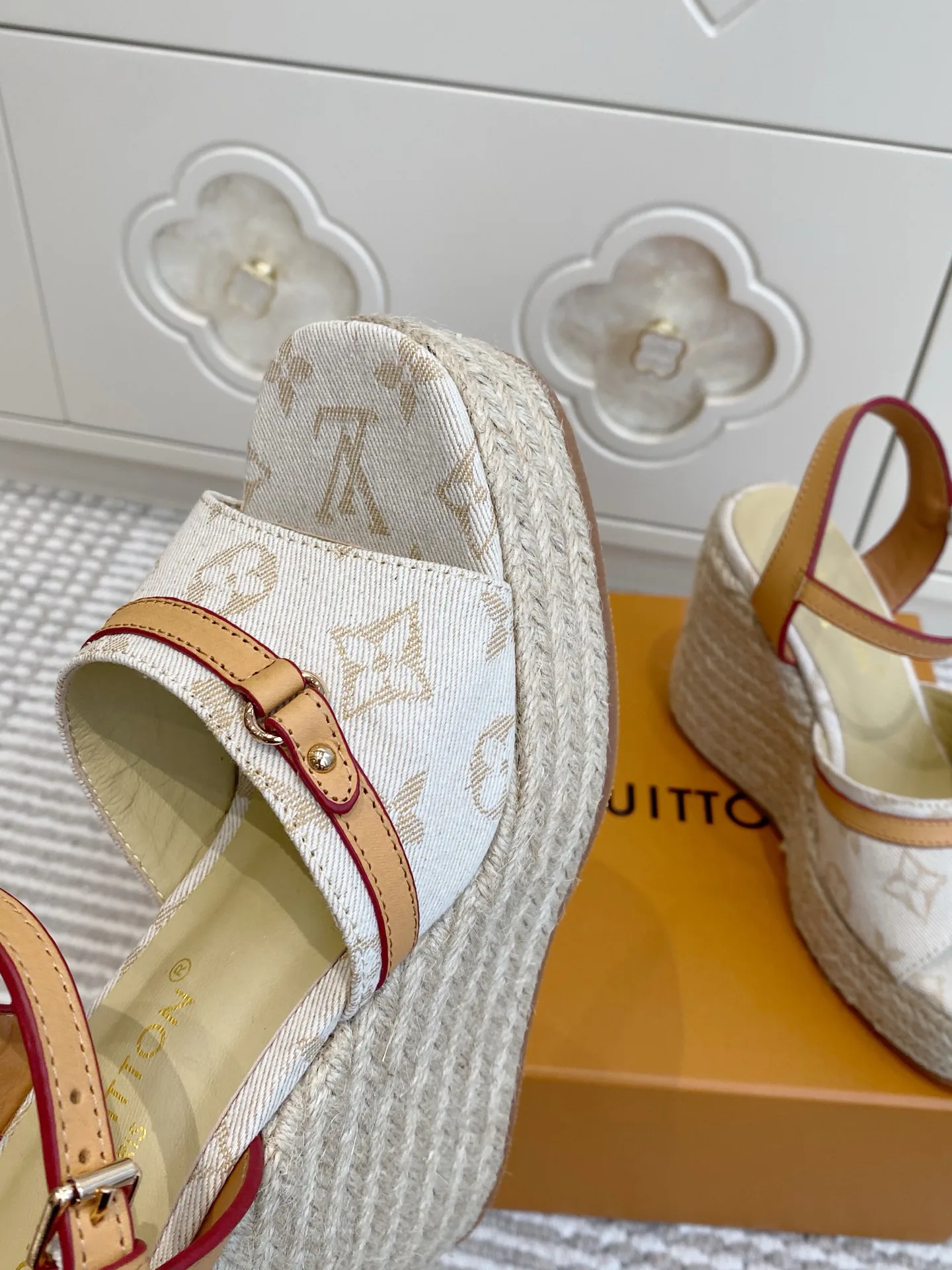 Босоножки Женские Louis Vuitton 12779855