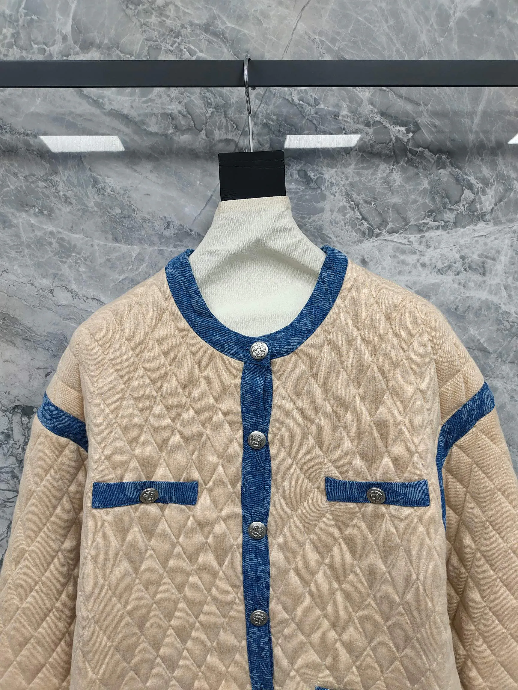 Куртки И Пуховики Женские Chanel 18743611