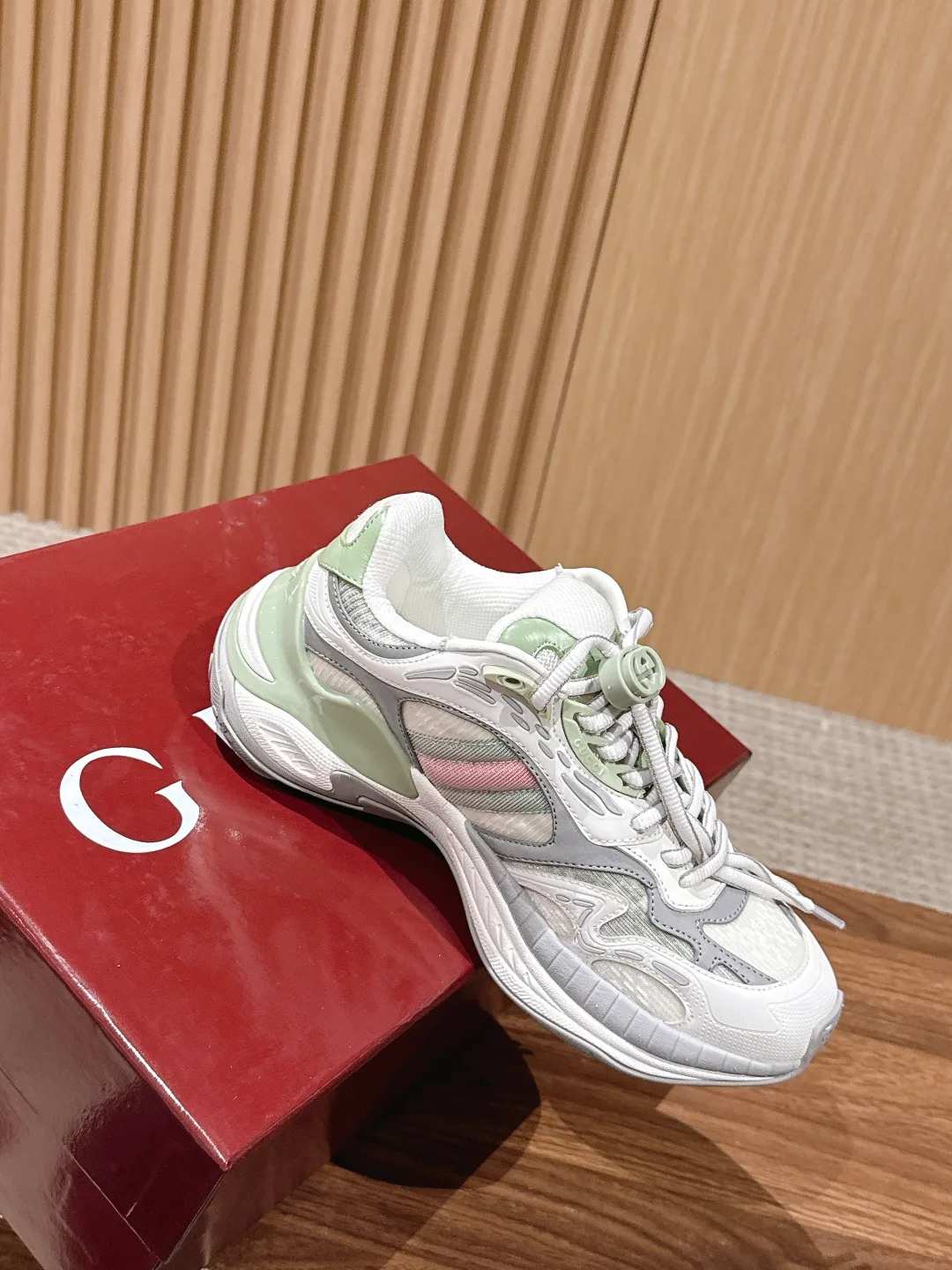 Кроссовки Женские Gucci 18889236