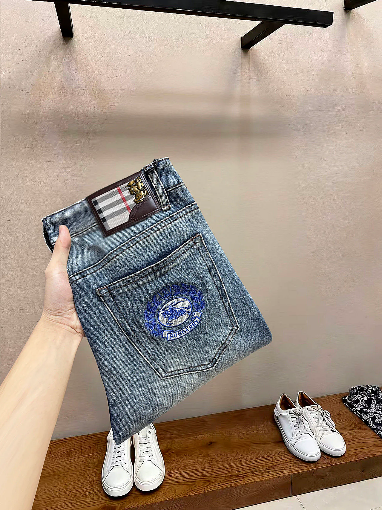 Джинсы Мужские Burberry 18097856