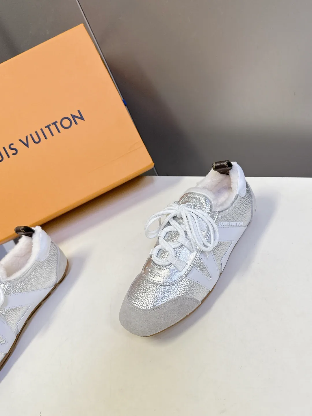 Кроссовки Женские Louis Vuitton 19499929