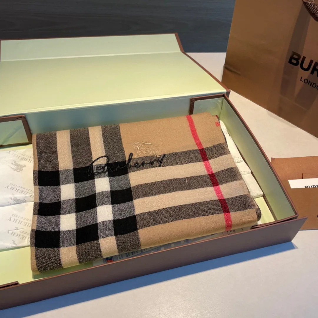 Шарфы Burberry 18449889