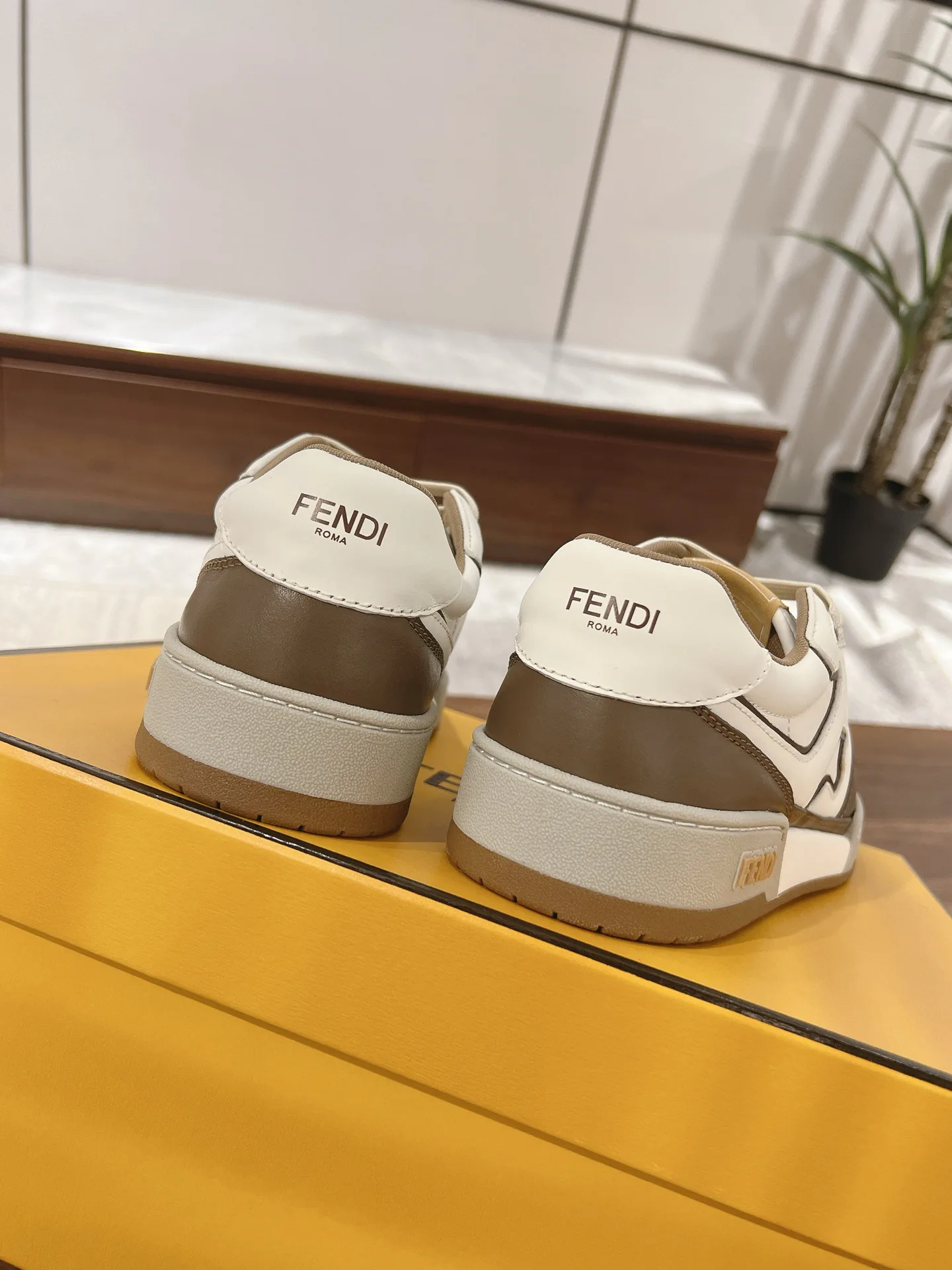 Кроссовки Женские Fendi 18219544