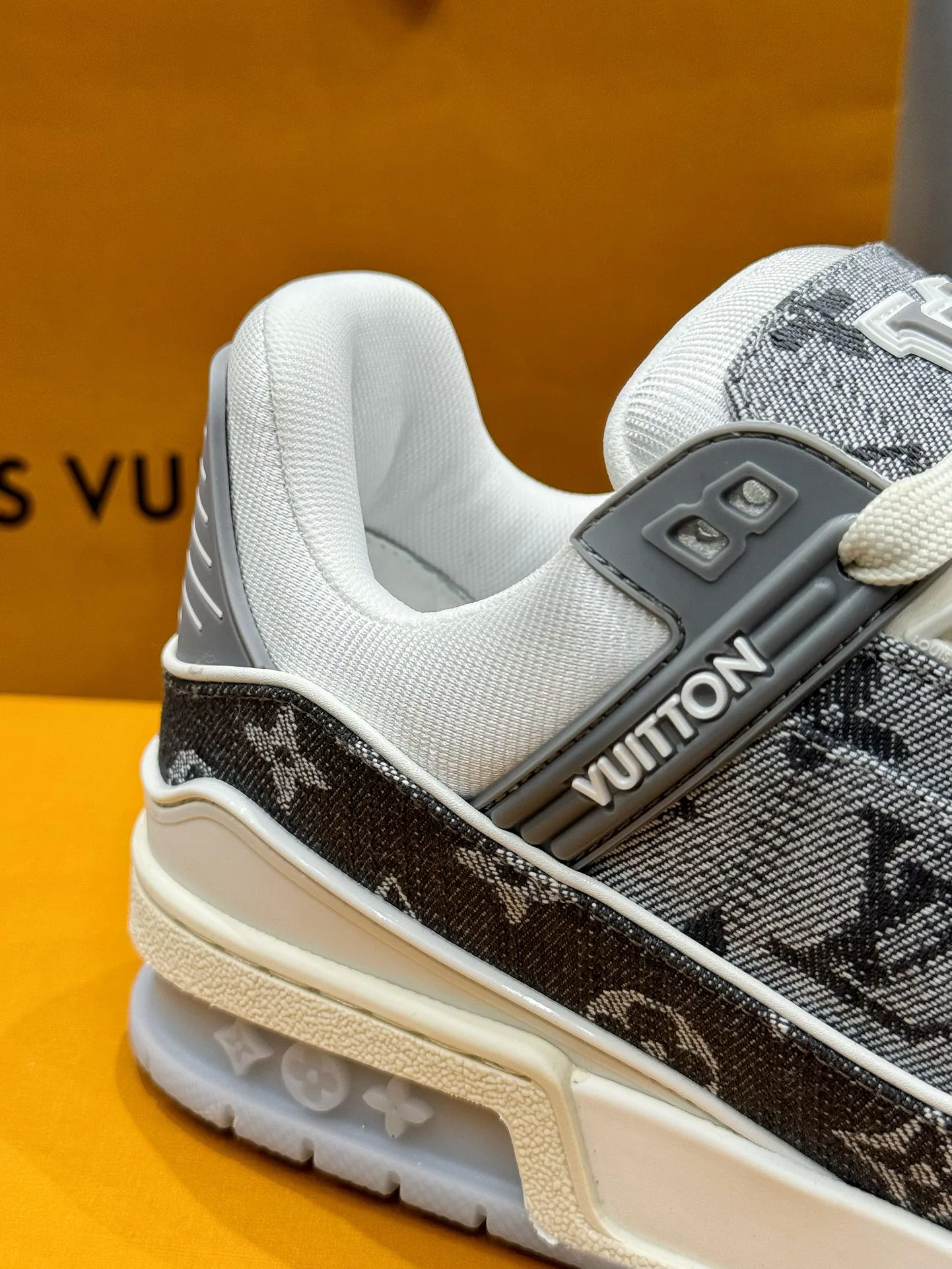 Кроссовки Женские Louis Vuitton 19073357