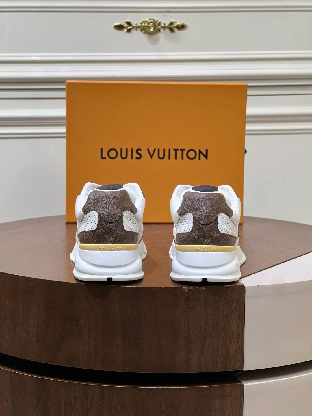 Кроссовки Женские Louis Vuitton 17460370