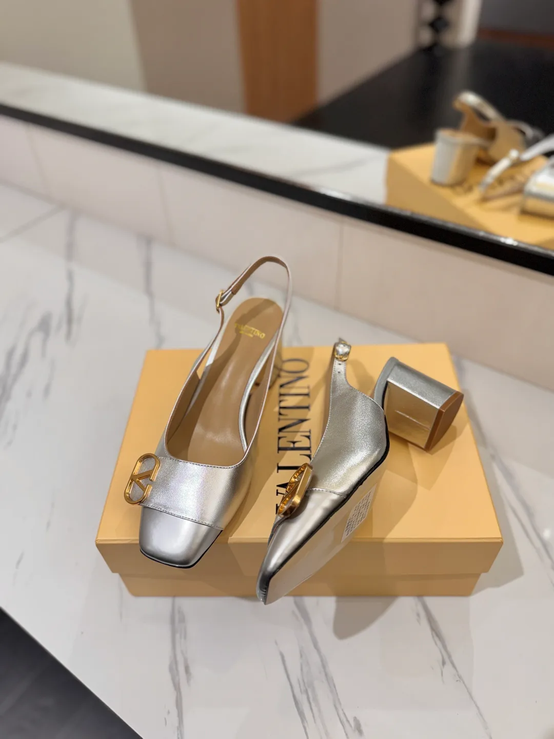 Босоножки Женские Valentino 18134901
