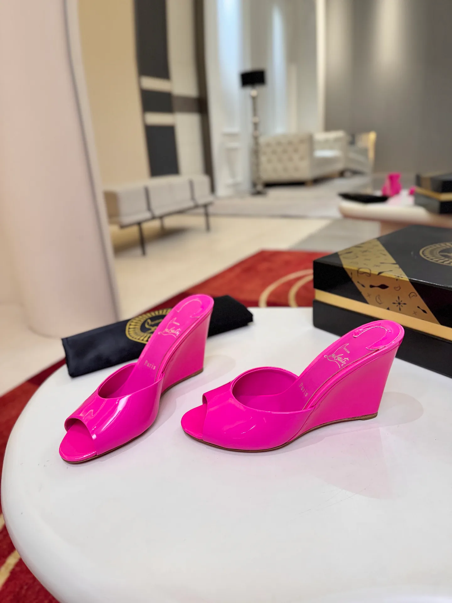 Босоножки Женские Christian Louboutin 18500930