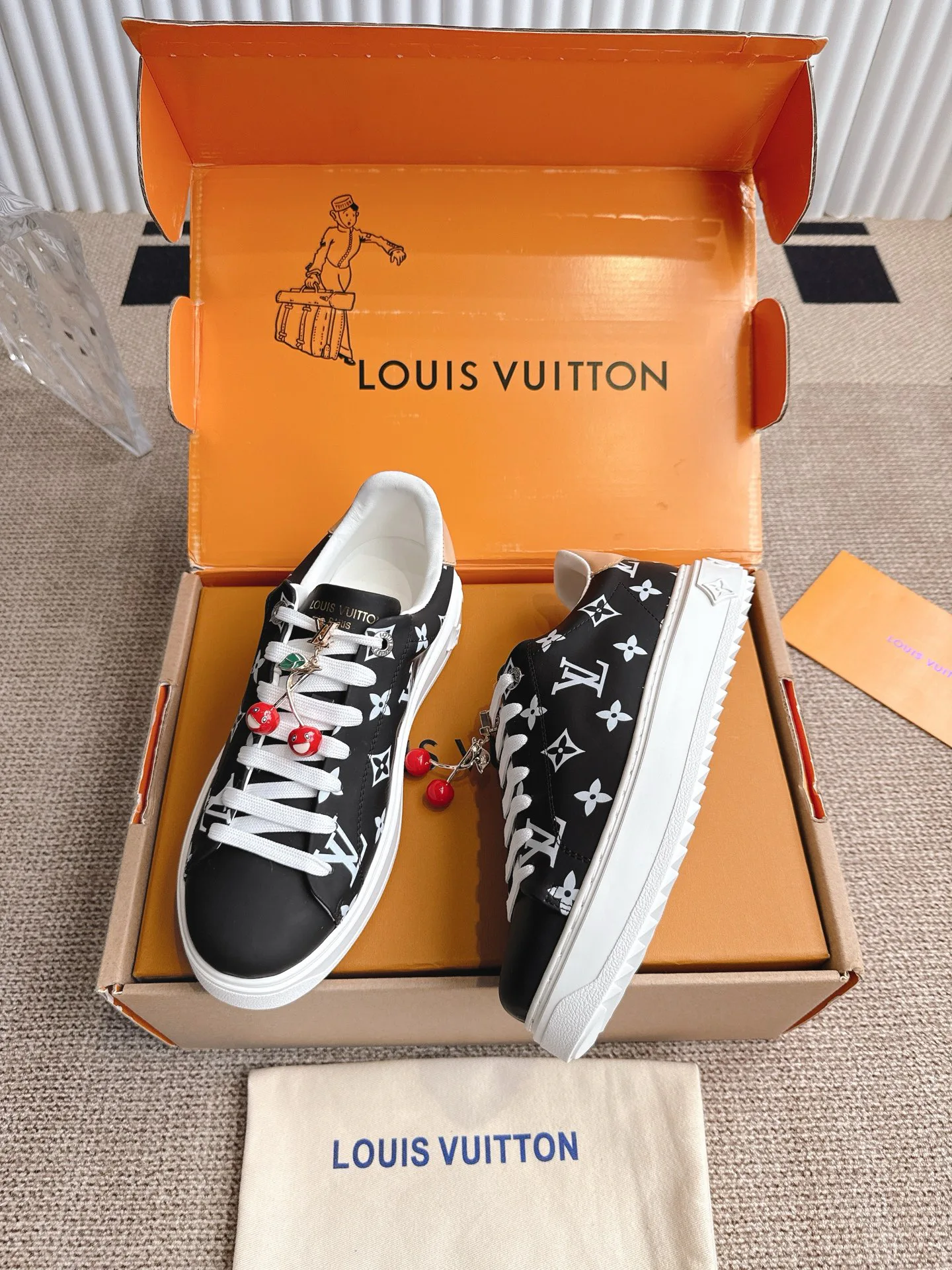Кроссовки Женские Louis Vuitton 18702947