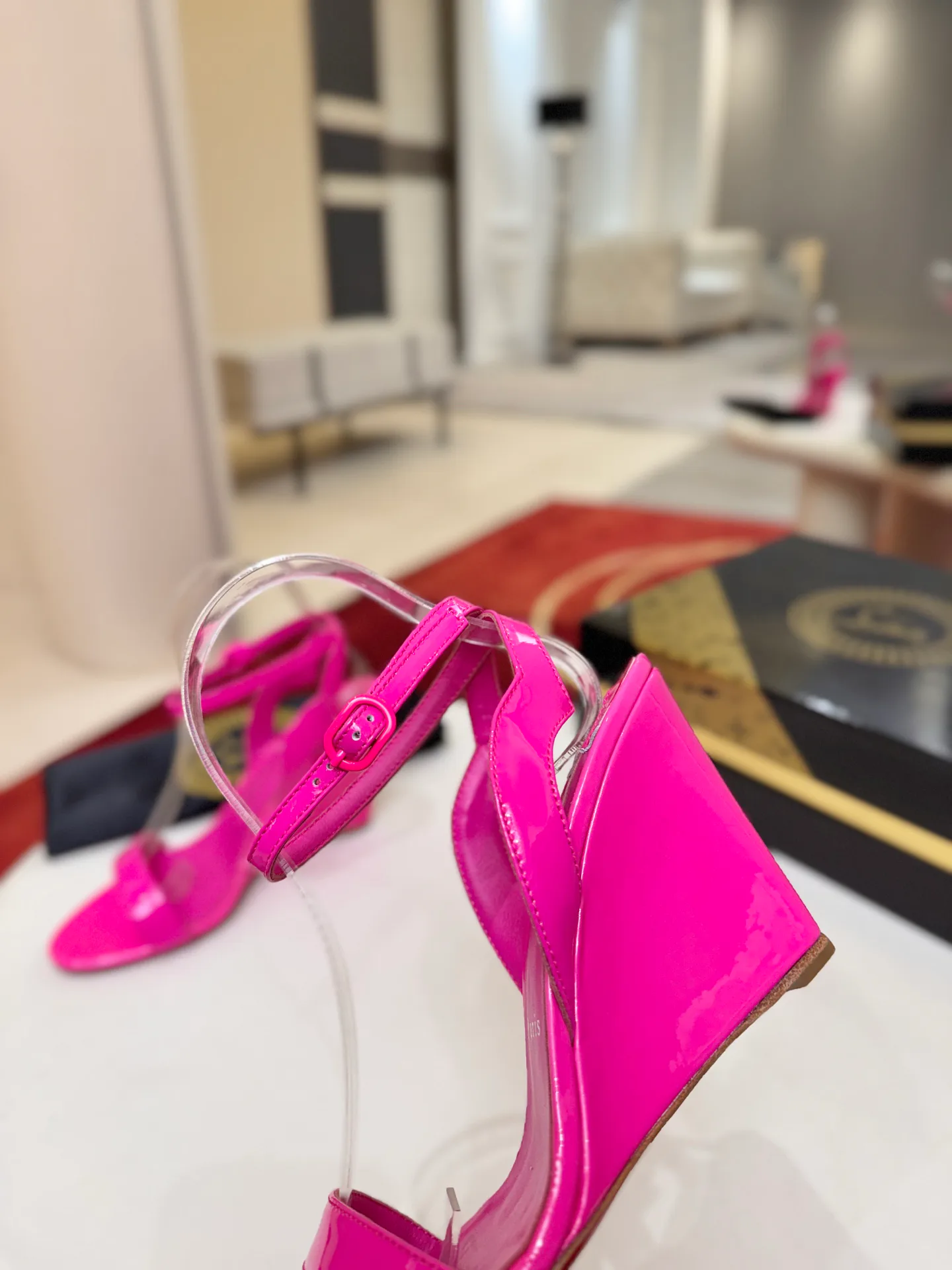 Босоножки Женские Christian Louboutin 18500924