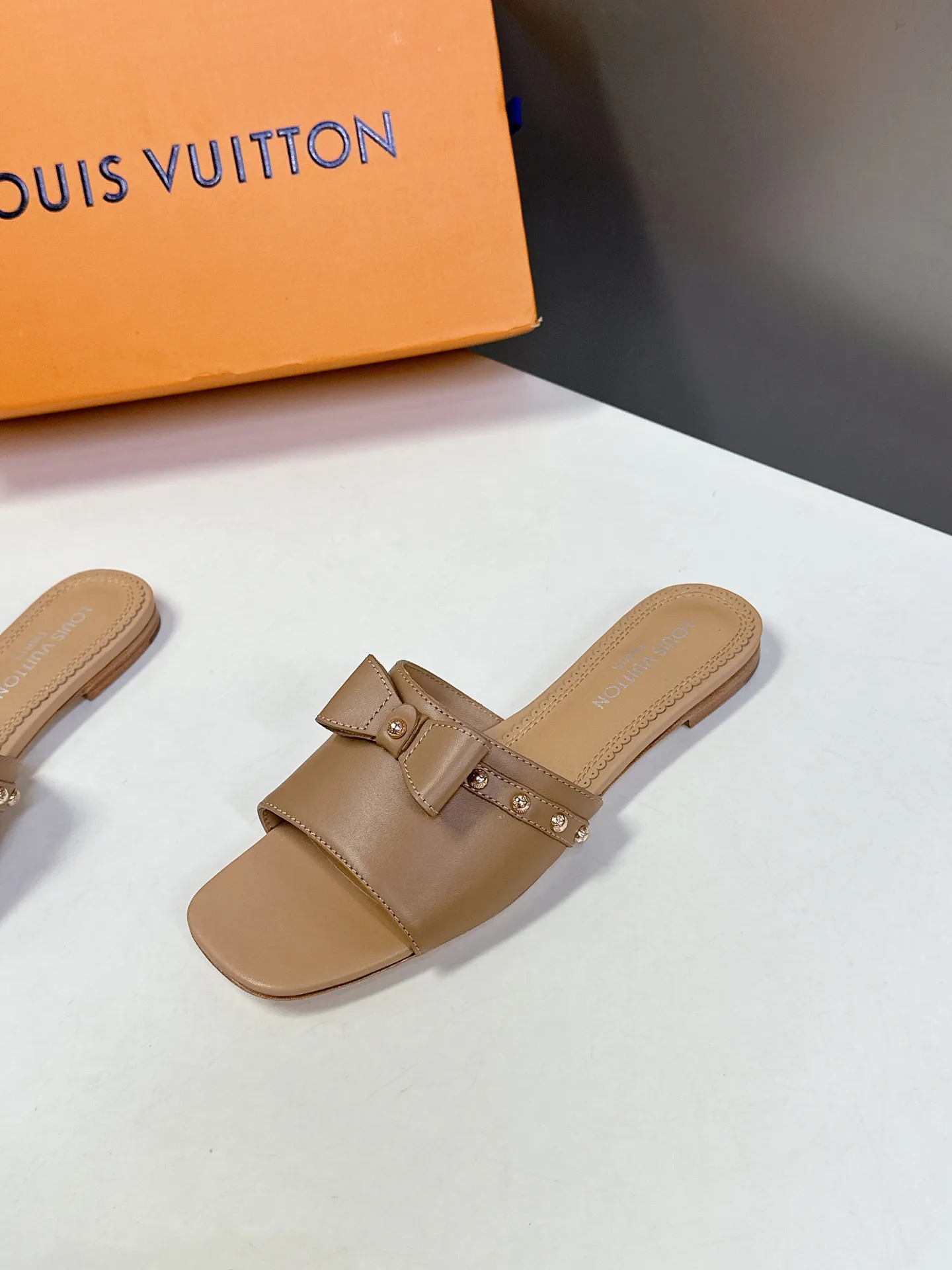 Шлепанцы Женские Louis Vuitton 24975