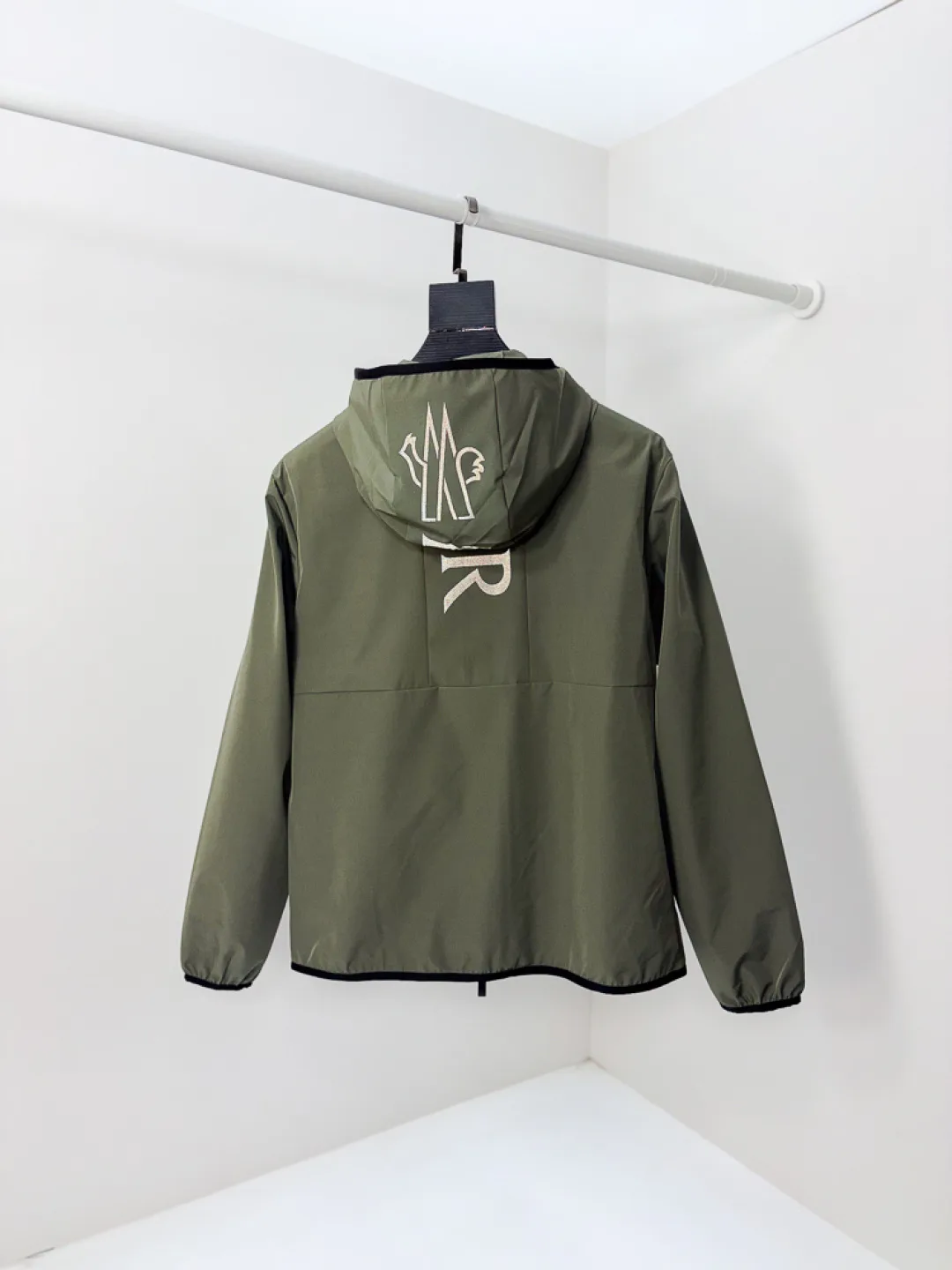 Куртки И Пуховики Мужские Moncler 11708810