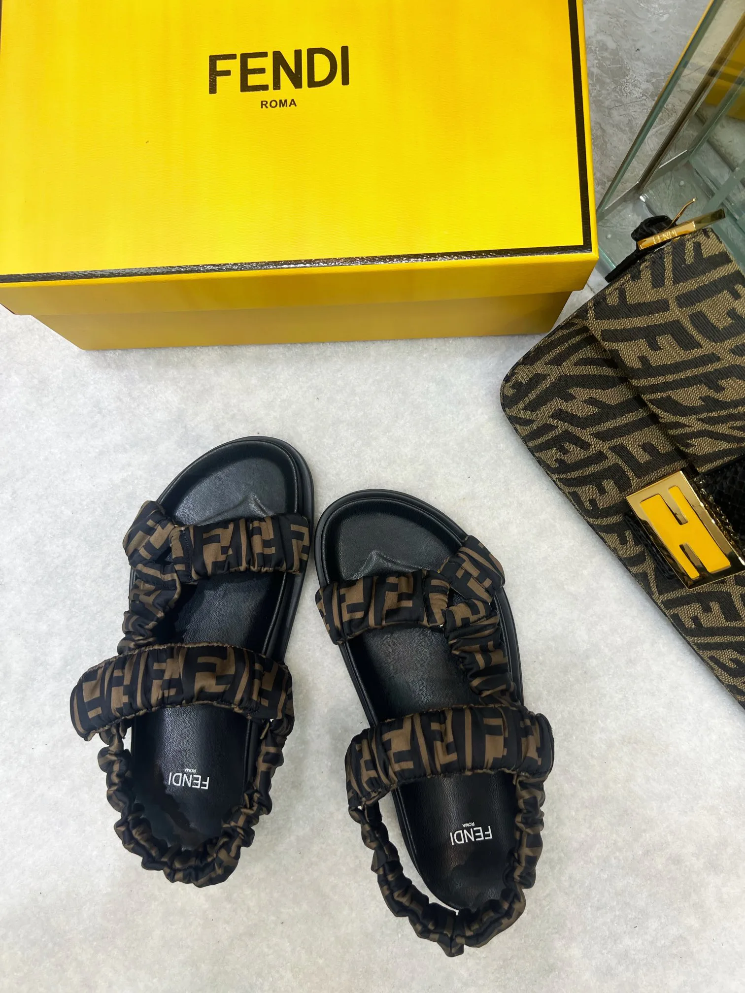 Сандалии Женские Fendi 22517