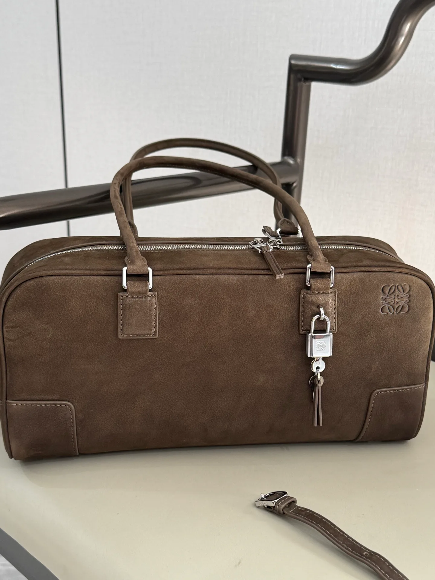 Классические Сумки Женские Loewe 11402848