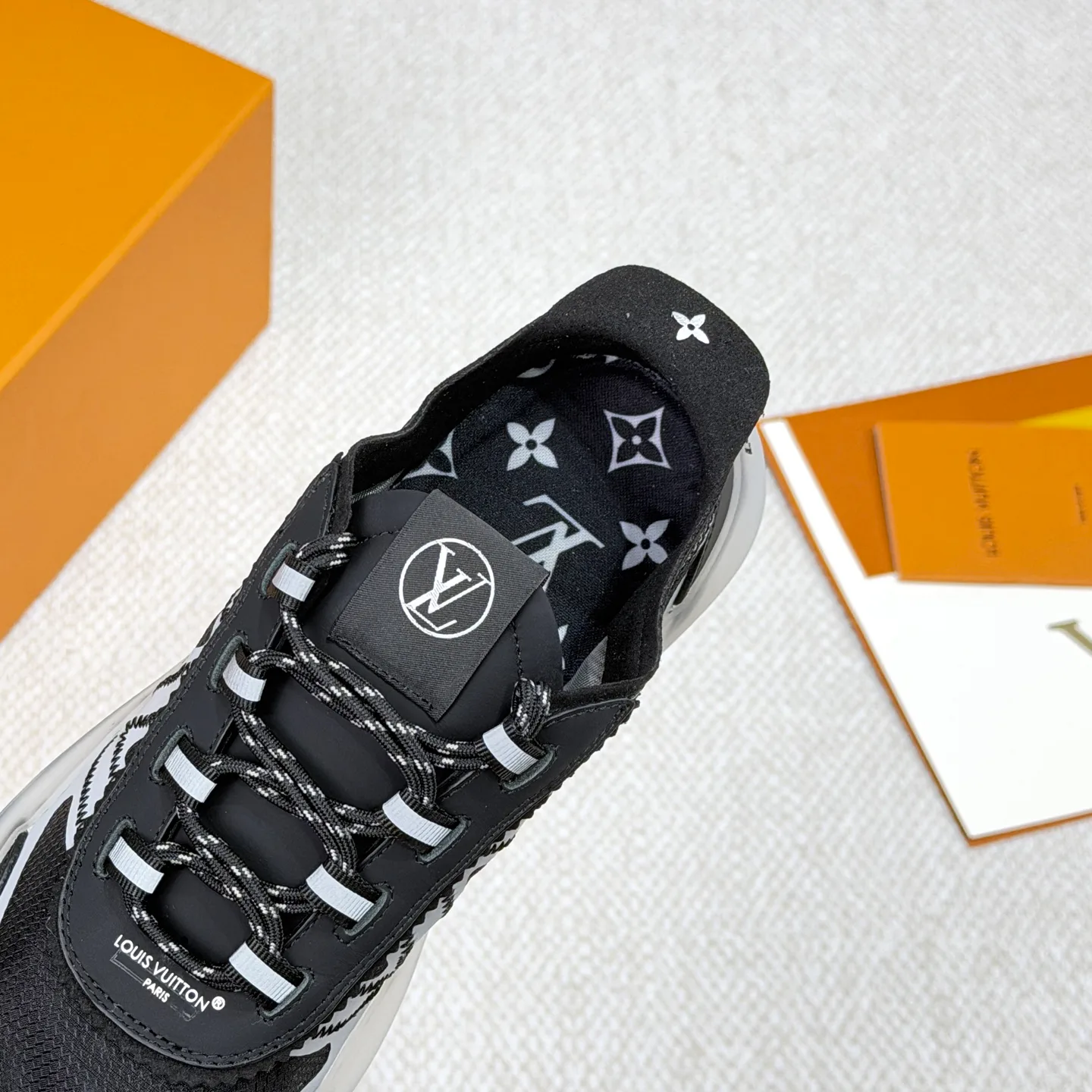 Кроссовки Женские Louis Vuitton 18265146