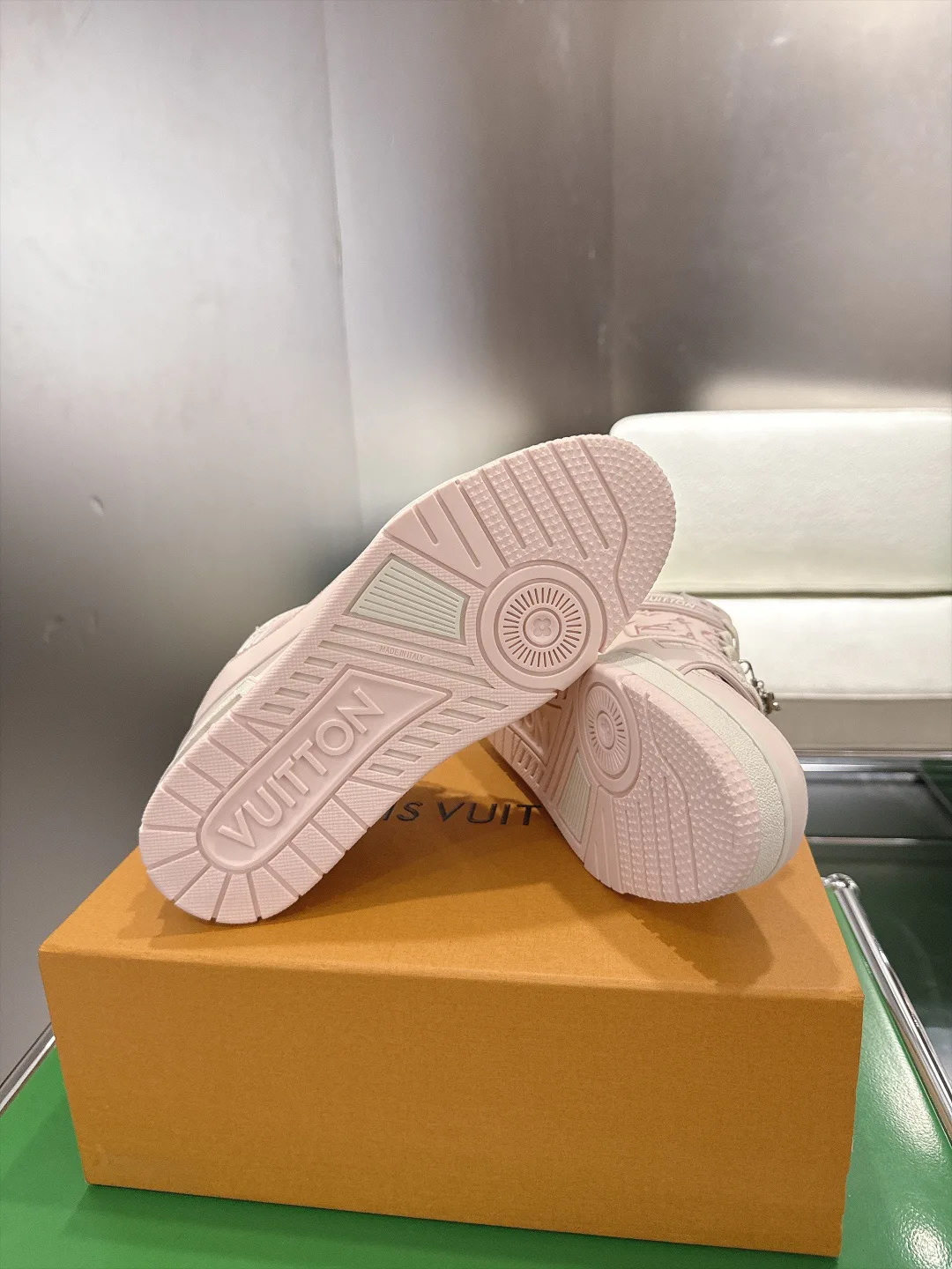 Кроссовки Женские Louis Vuitton 19460576