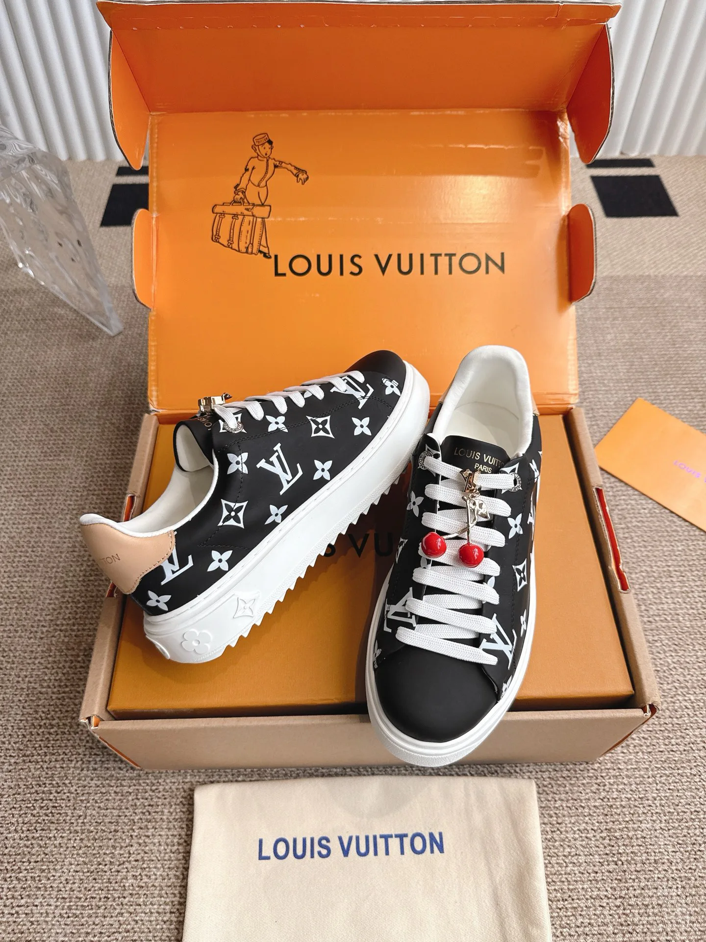 Кроссовки Женские Louis Vuitton 18702947