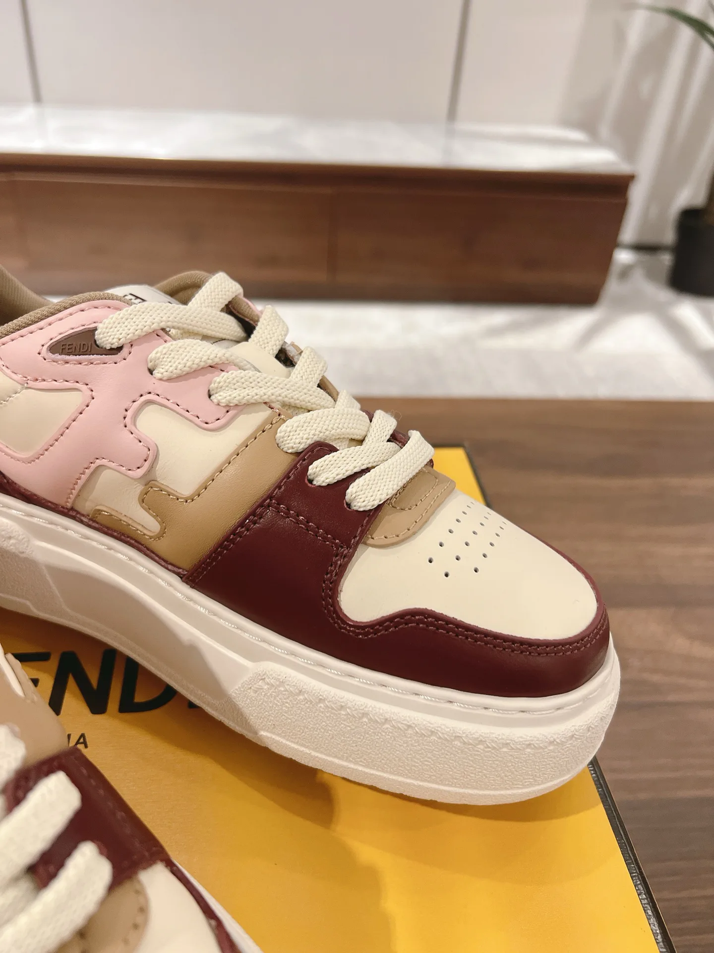 Кроссовки Женские Fendi 18219633