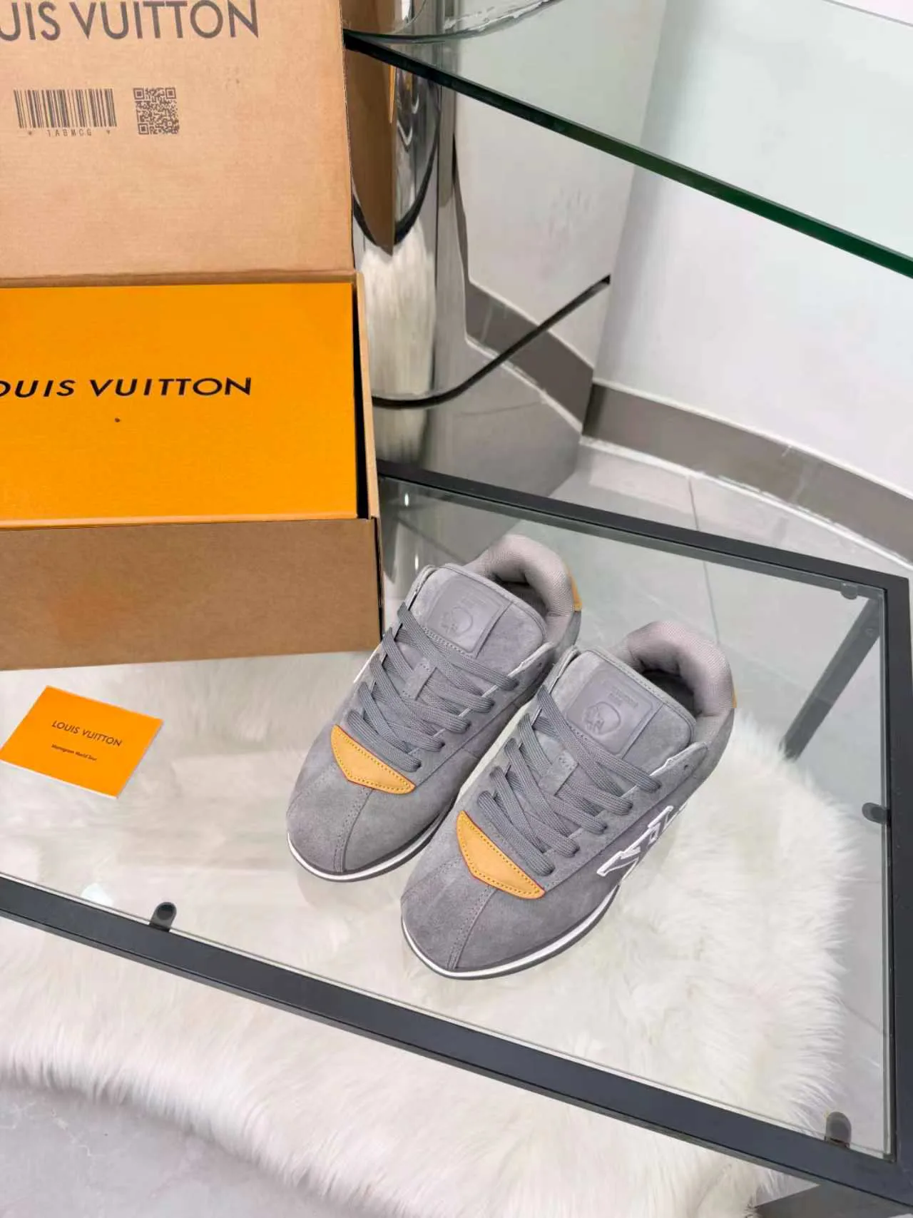 Кроссовки Женские Louis Vuitton 18417395