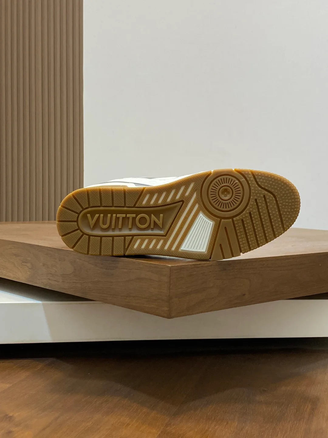 Кроссовки Женские Louis Vuitton 18100327