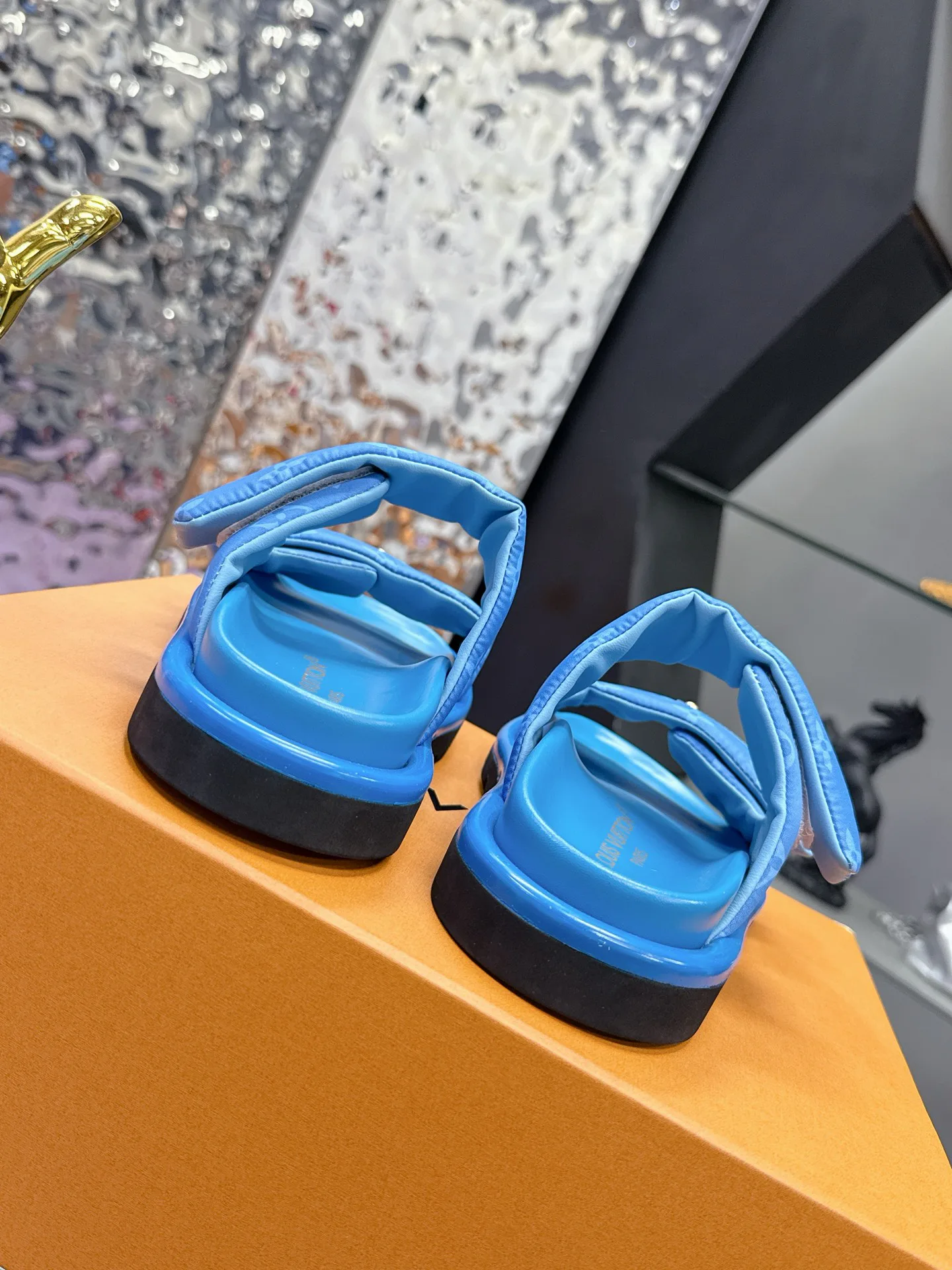 Шлепанцы Женские Louis Vuitton 17530455
