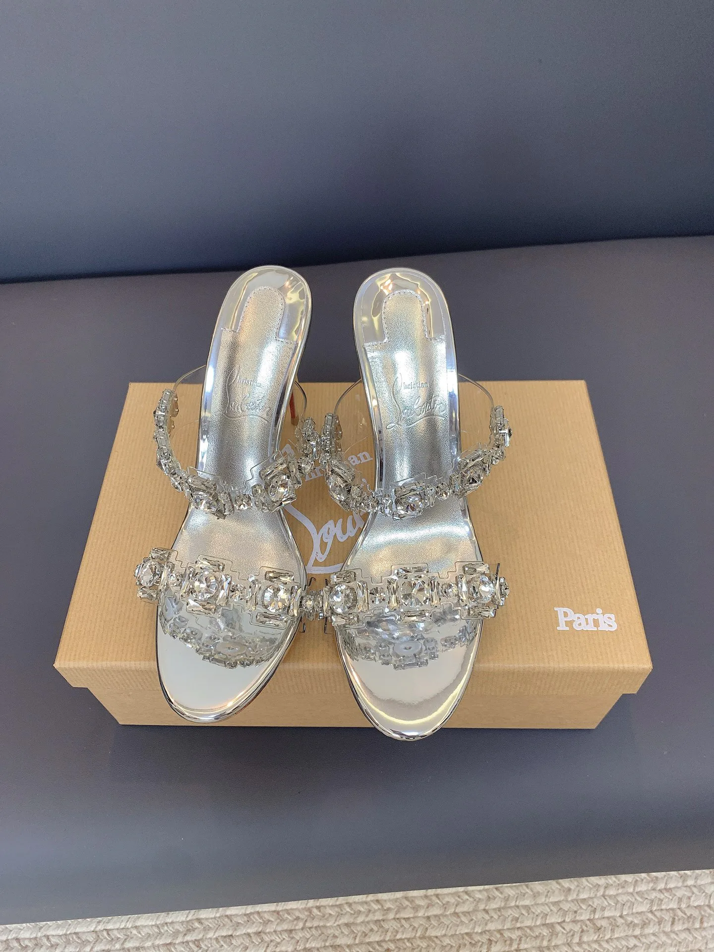 Босоножки Женские Christian Louboutin 17656592