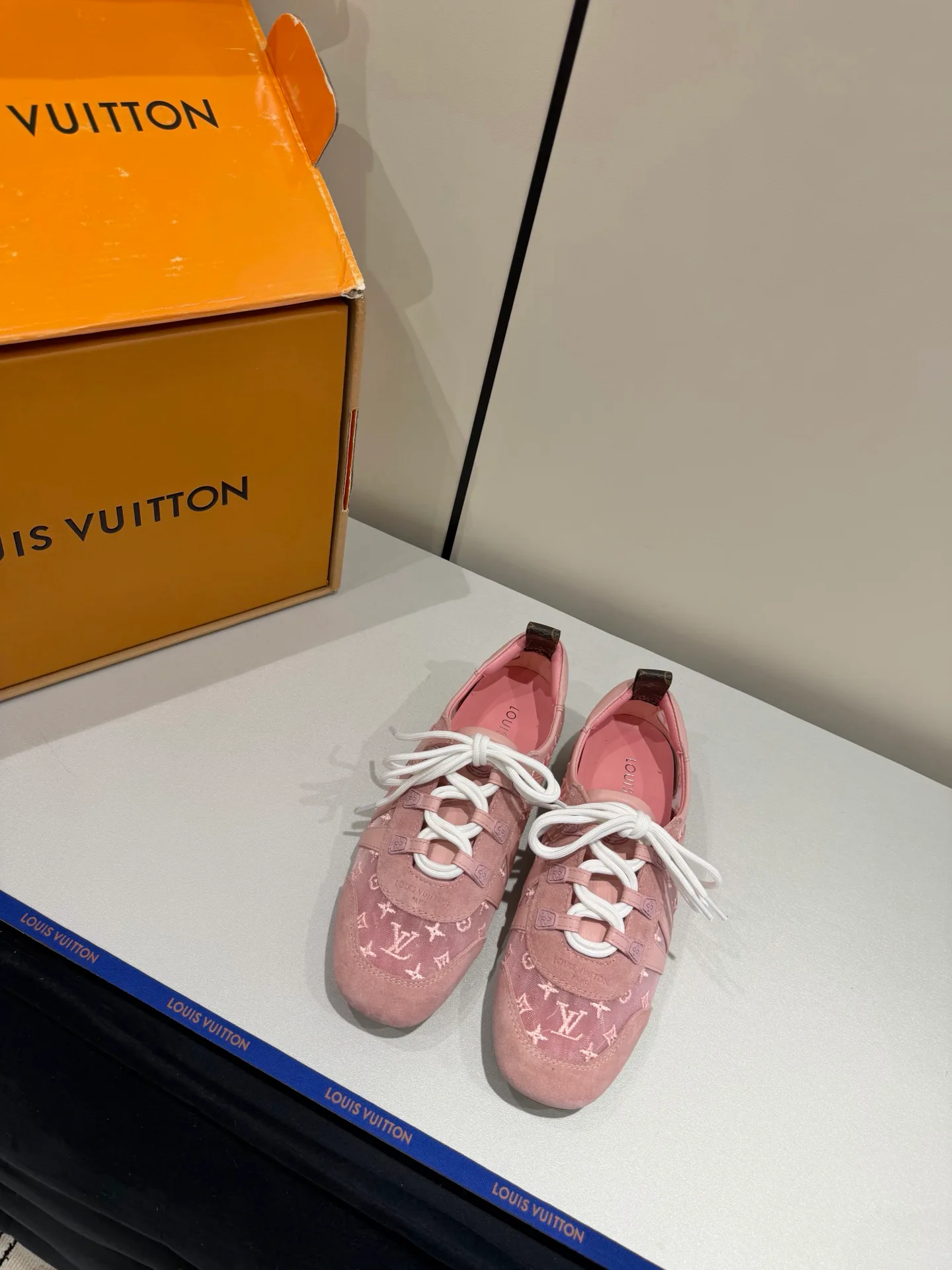 Кроссовки Женские Louis Vuitton 17934913