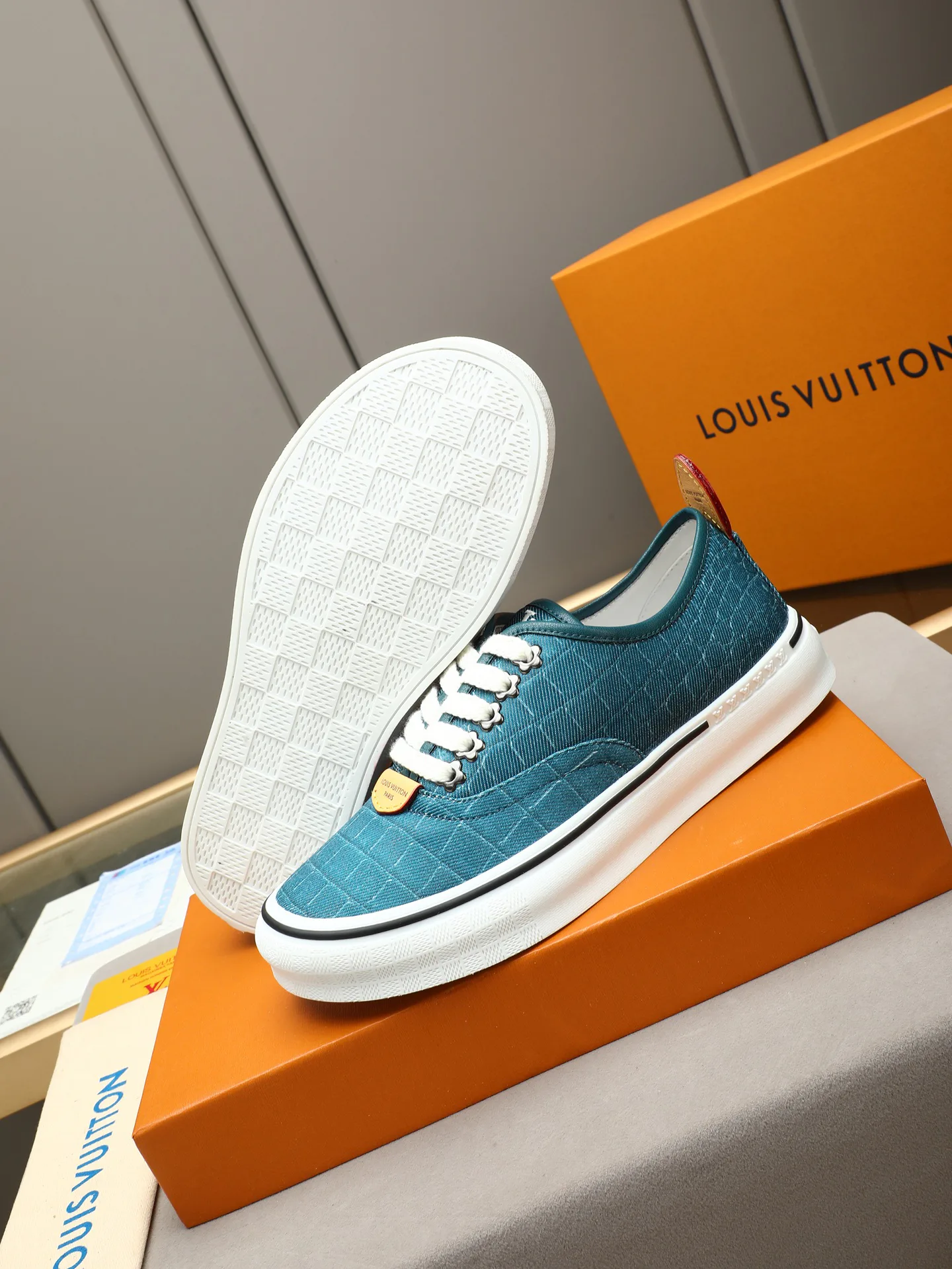 Кроссовки Женские Louis Vuitton 17947262