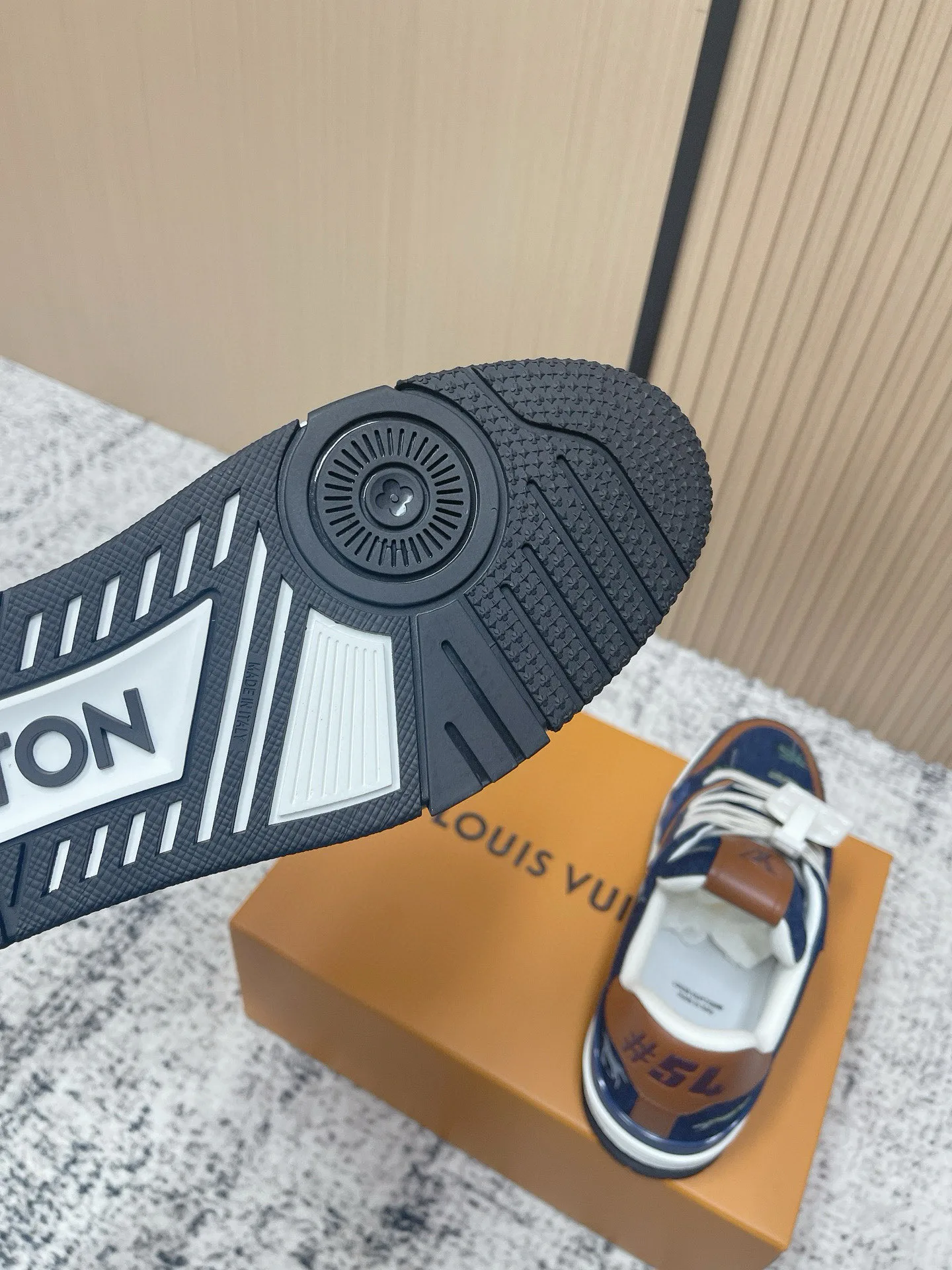 Кроссовки Женские Louis Vuitton 12785849