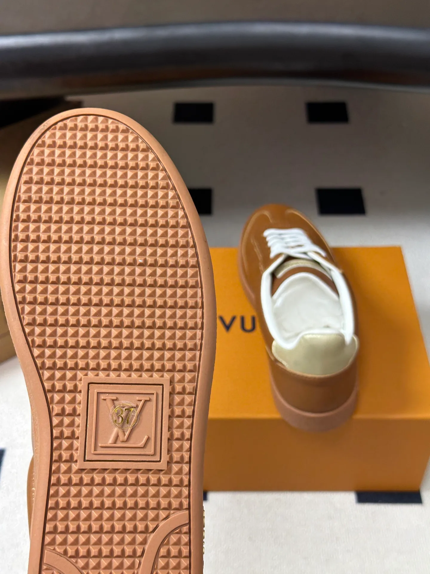 Кроссовки Женские Louis Vuitton 18340952