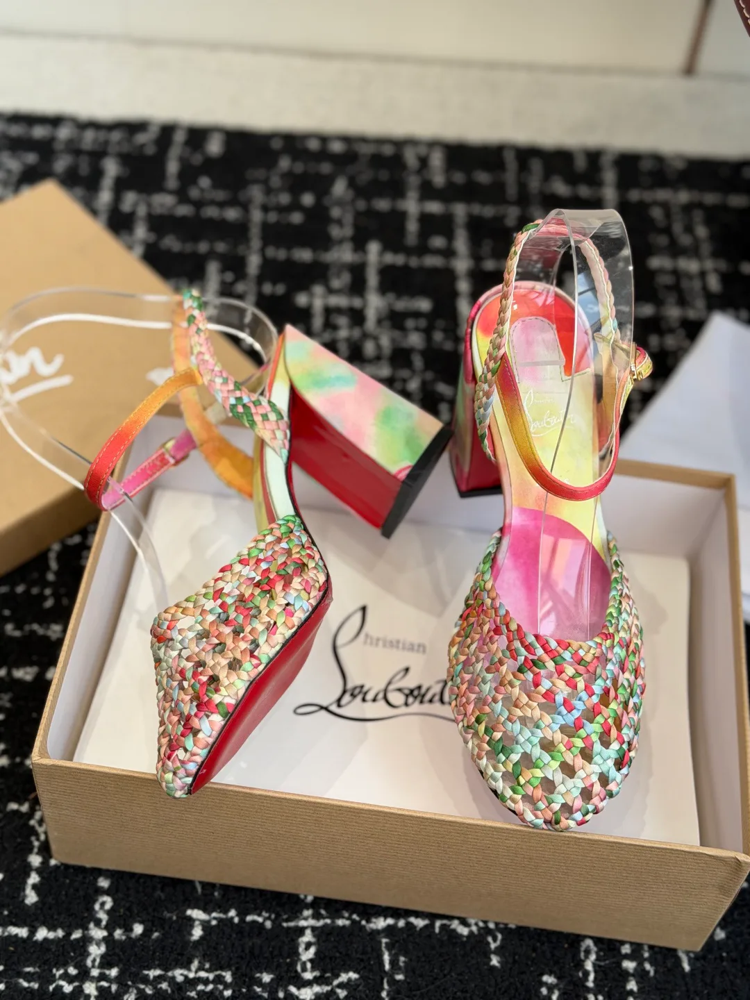 Босоножки Женские Christian Louboutin 19633361