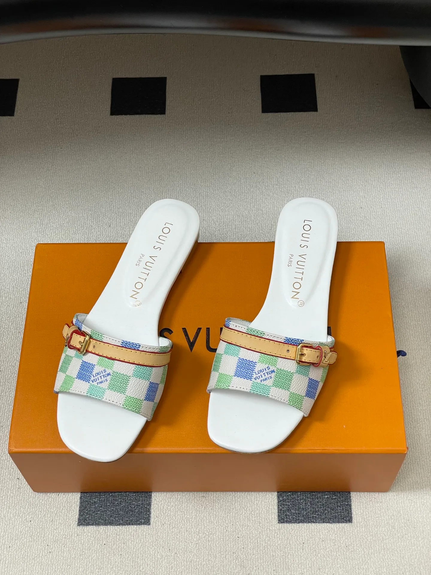 Шлепанцы Женские Louis Vuitton 3361683