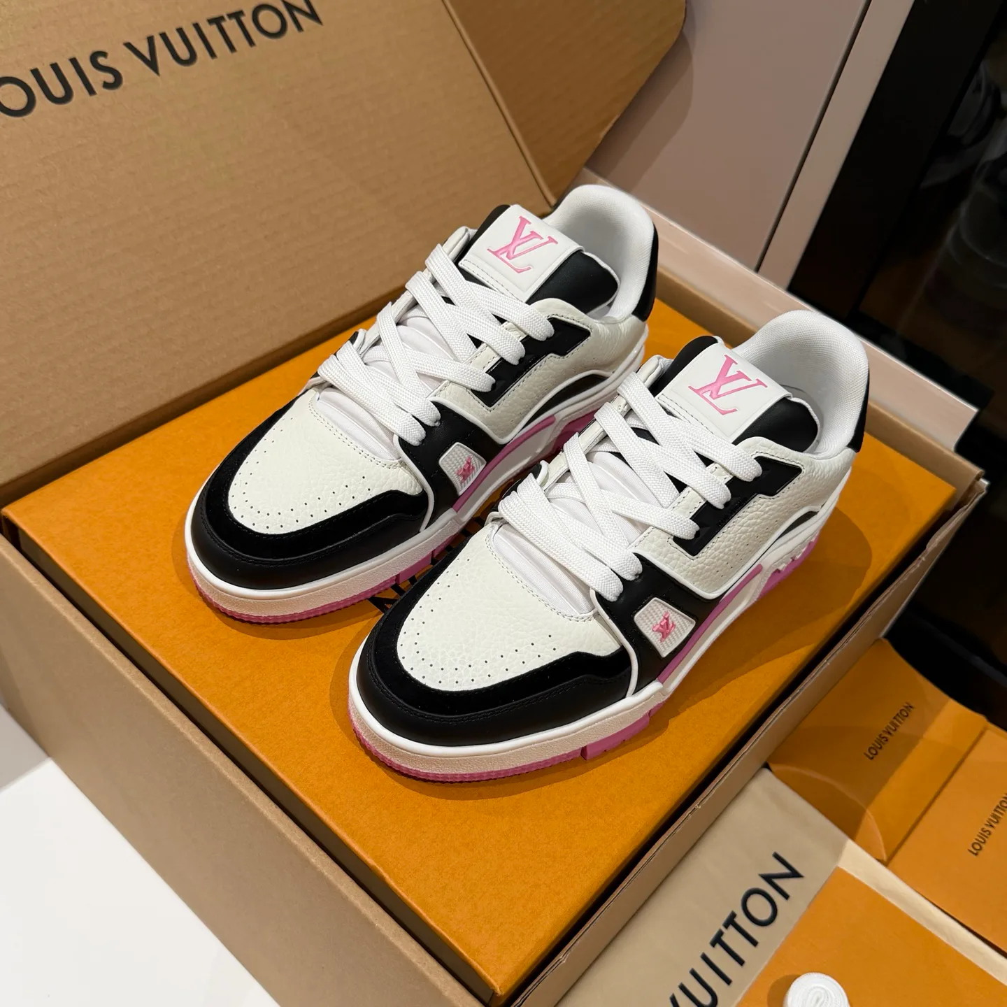 Кроссовки Женские Louis Vuitton 18121557