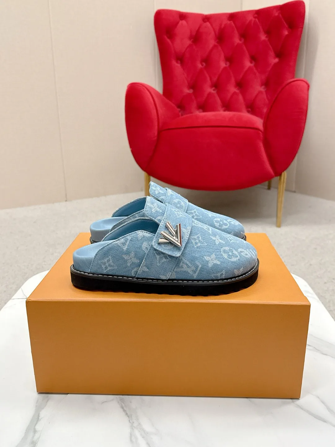 Тапочки Женские Louis Vuitton 1385734