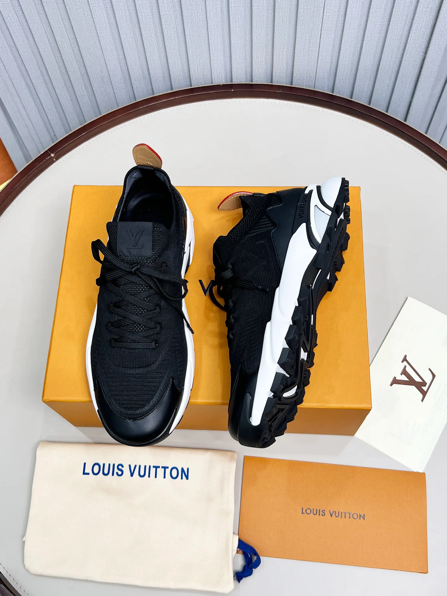 Кроссовки Мужские Louis Vuitton 11572350